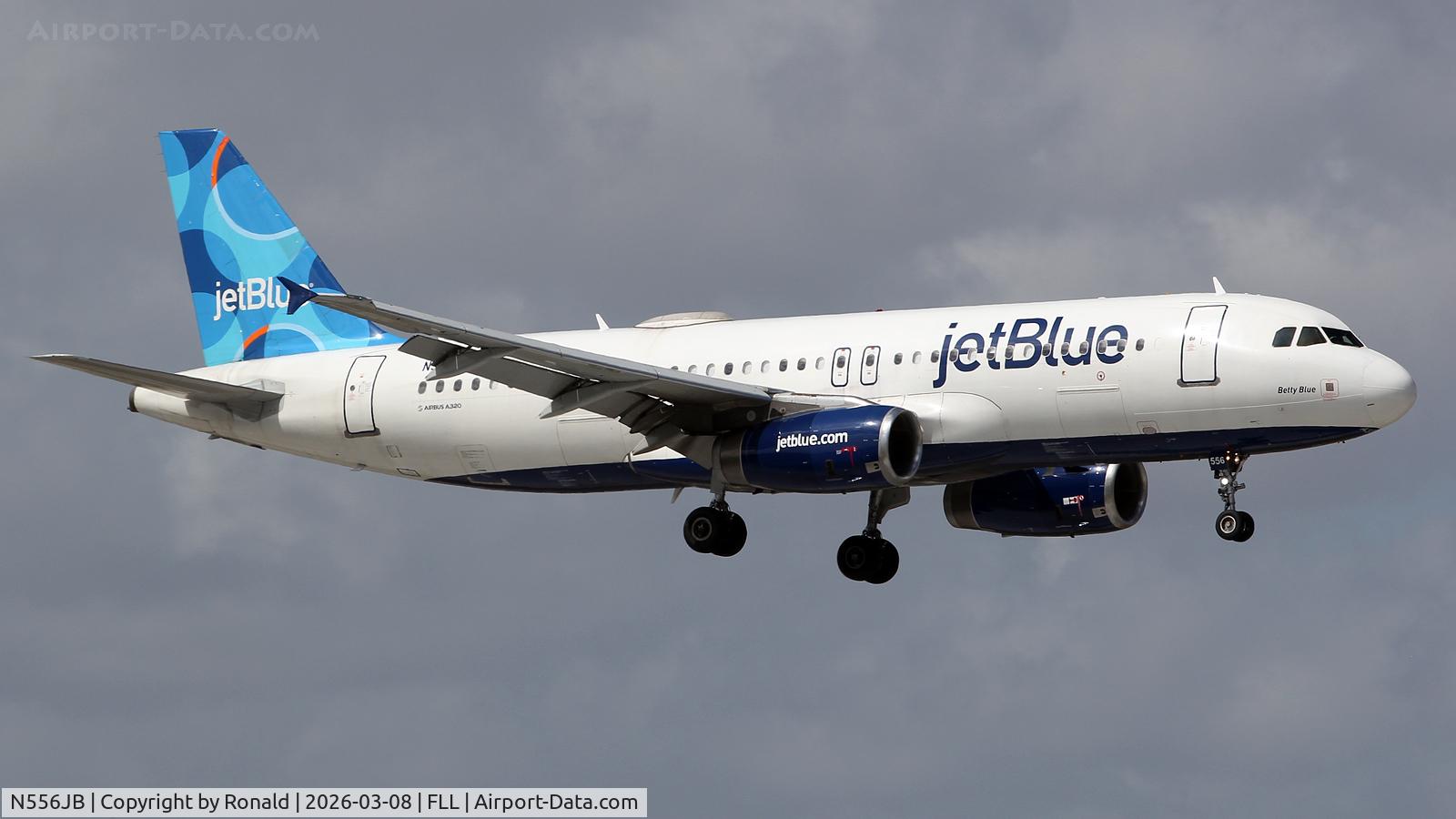 N556JB, 2002 Airbus A320-232, c/n 1904, at fll