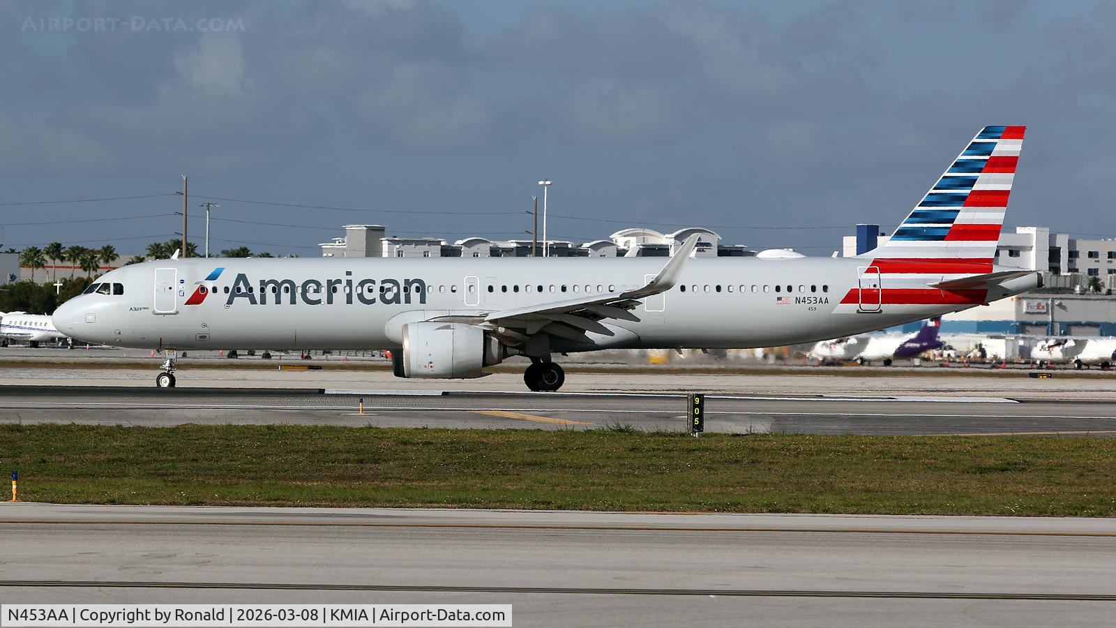 N453AA, 2011 Boeing 737-823, c/n 33221 l/n 3880, at mia