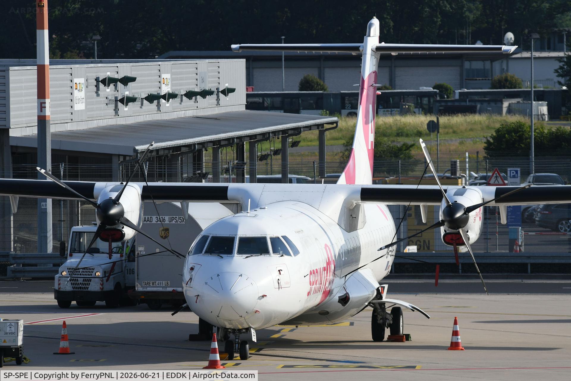 SP-SPE, 1995 ATR 72-202, c/n 441, SprintAir ATR72 on the ramp
