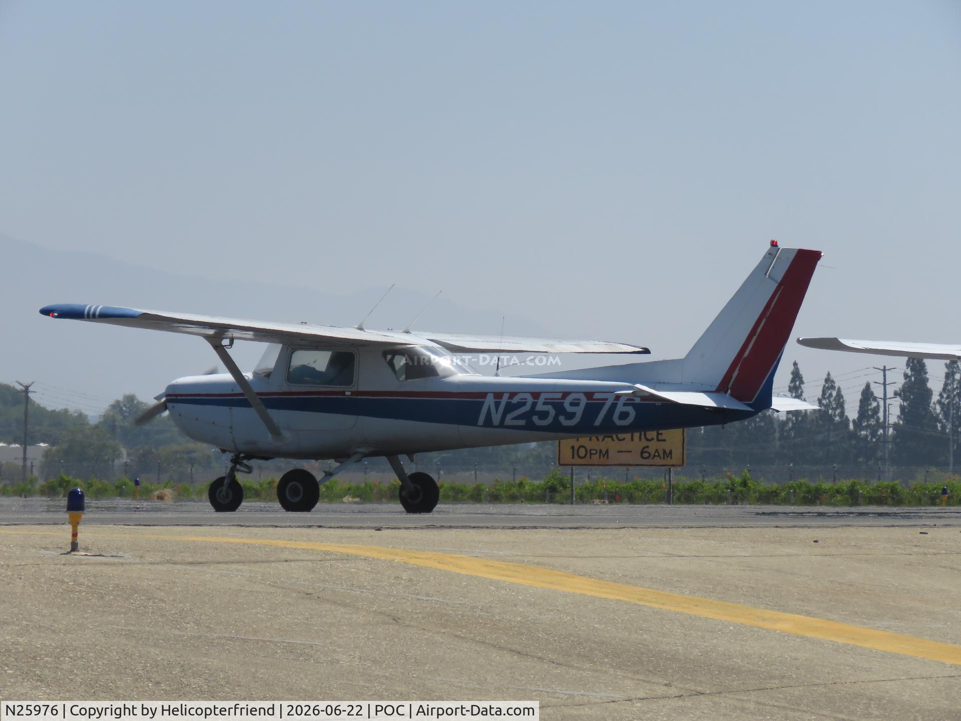 N25976, 1977 Cessna 152, c/n 15280890, Second in line for take off