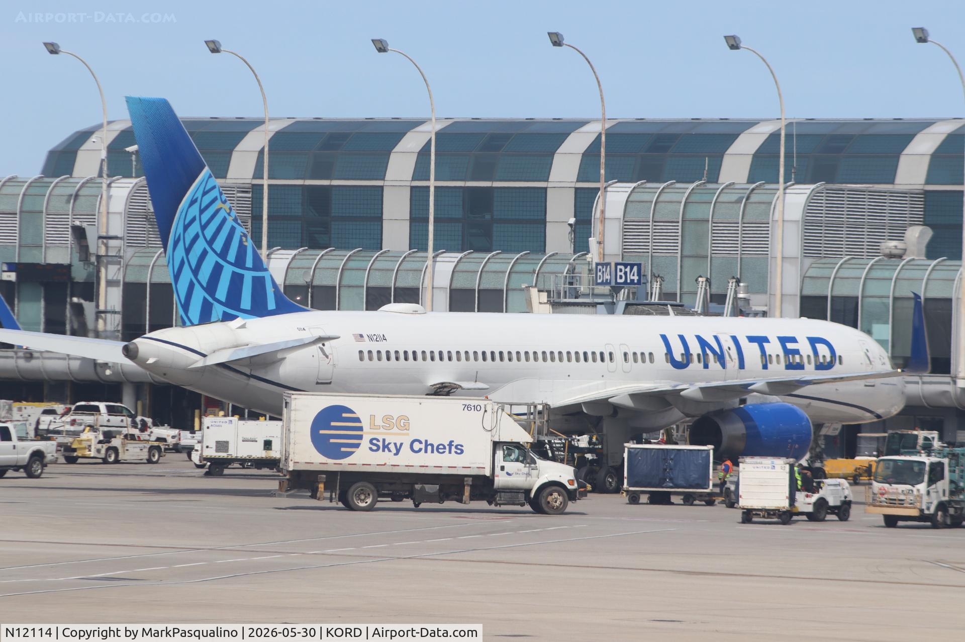 N12114, 1995 Boeing 757-224, c/n 27556 l/n 682, Boeing 757-224