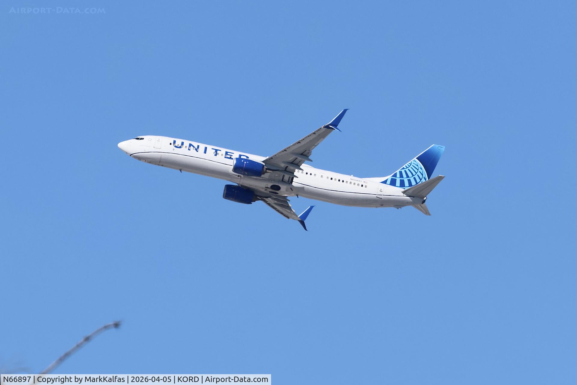 N66897, 2016 Boeing 737-924/ER, c/n 62814 l/n 6164, B739 United Airlines Boeing 737-924/ER, N66897 departing 27L KORD