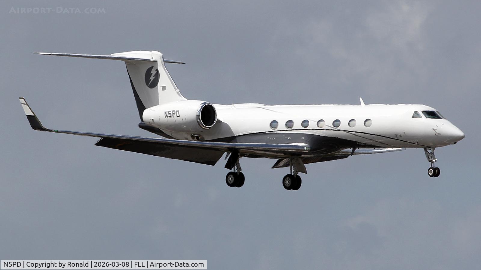 N5PD, Gulfstream G550, c/n 5410, at fll