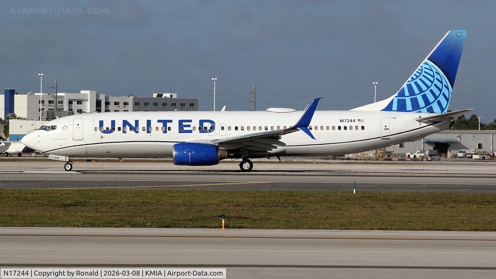 N17244, 1999 Boeing 737-824, c/n 28954, at mia