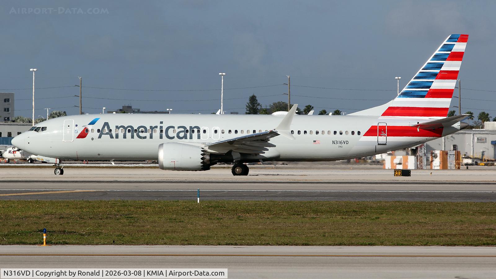 N316VD, 1999 Boeing 737-824, c/n 28954, at mia