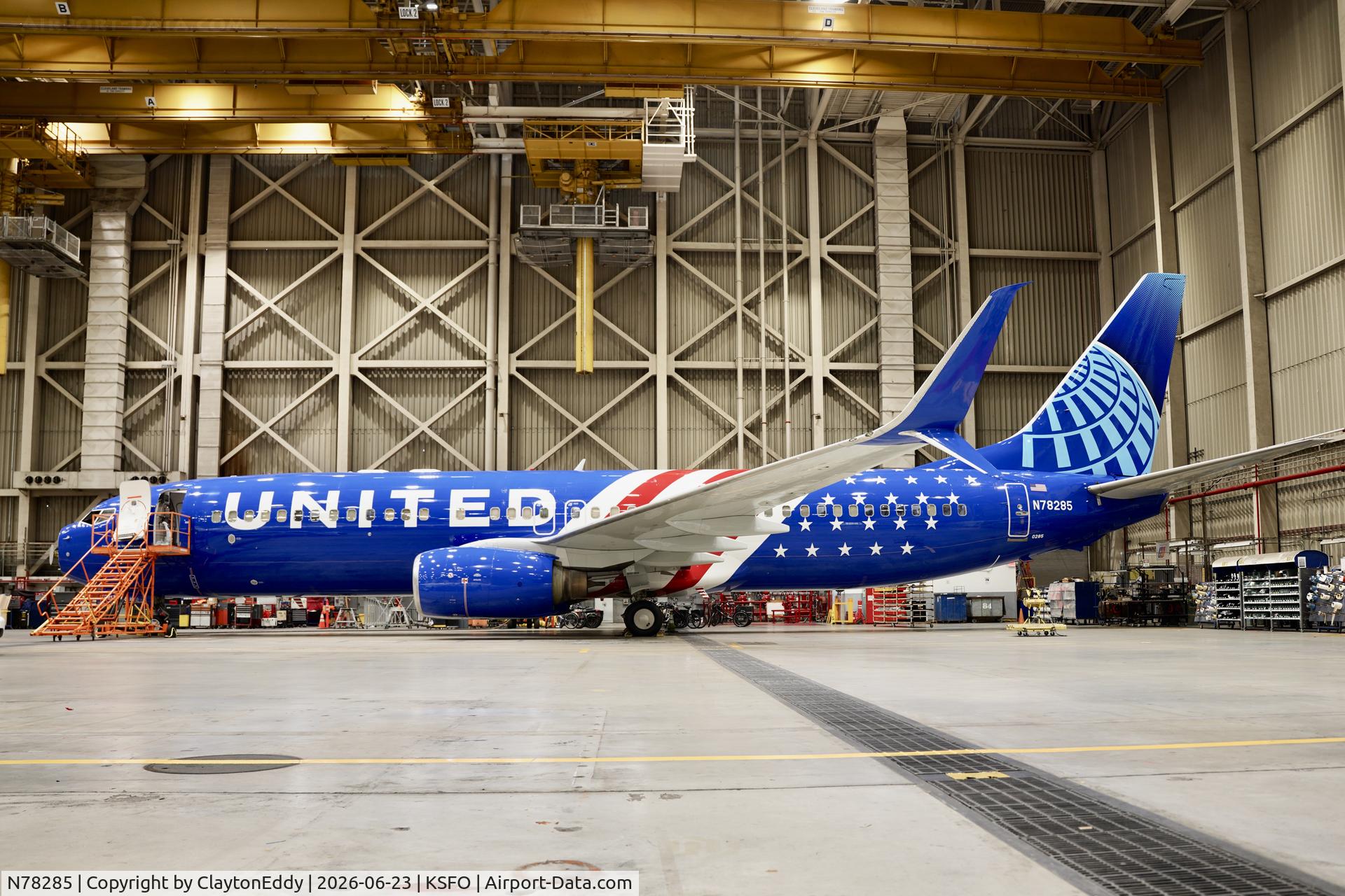 N78285, 2004 Boeing 737-824, c/n 33452, 'Stars and Stripes' livery SFO 2026