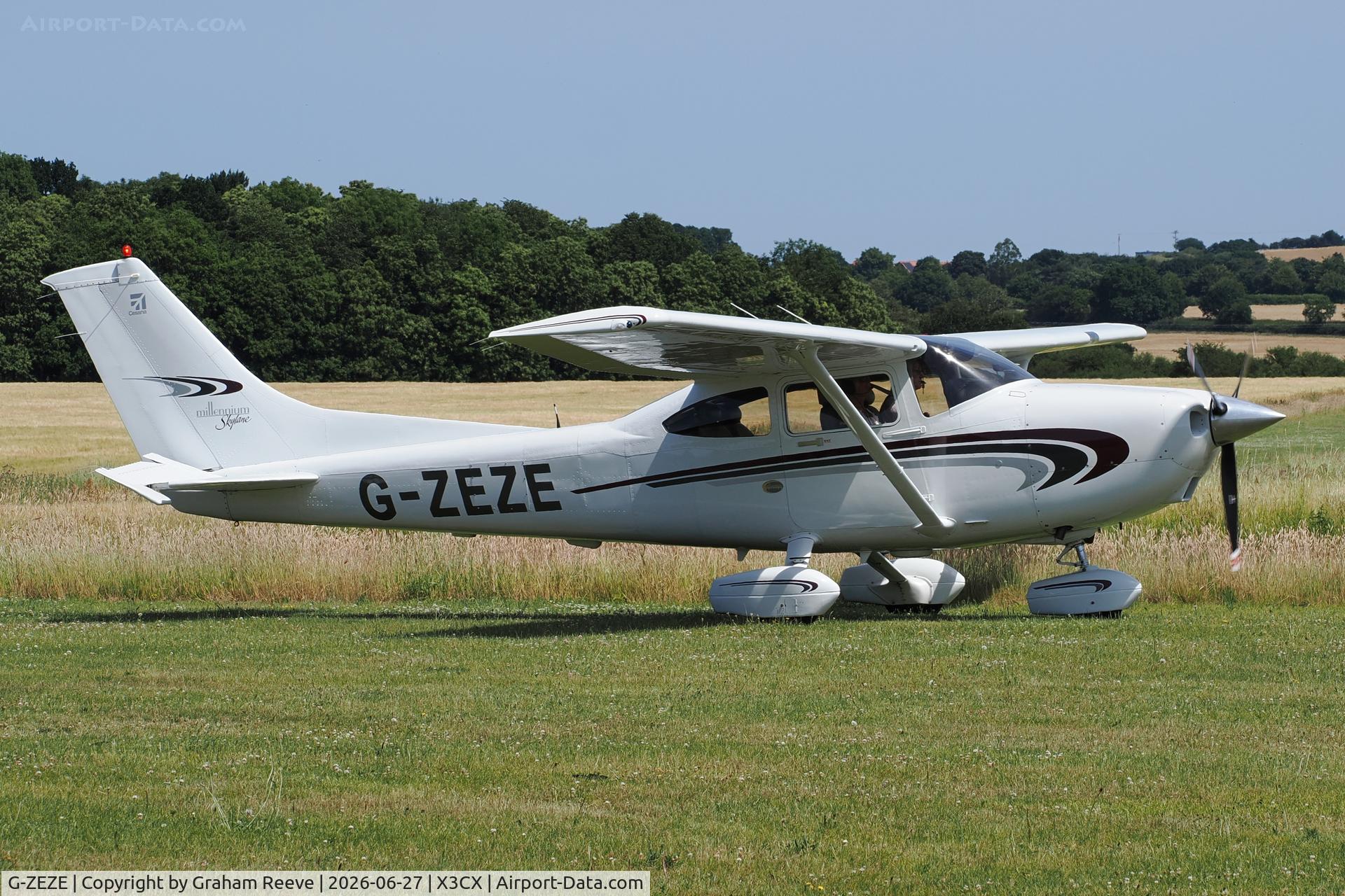 G-ZEZE, 2000 Cessna 182S Skylane, c/n 182-80741, Just landed at Northrepps.