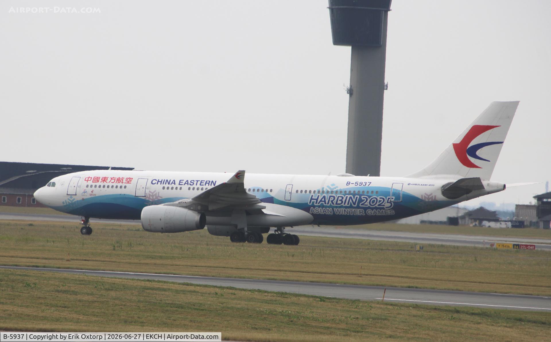 B-5937, 2013 Airbus A330-243, c/n 1468, B-5937 landed rw 22L