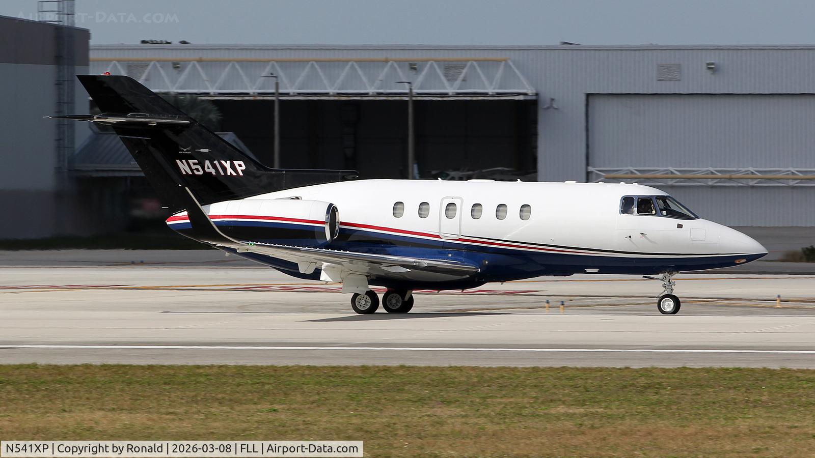 N541XP, 2001 Raytheon Hawker 800XP, c/n 258541, at fll