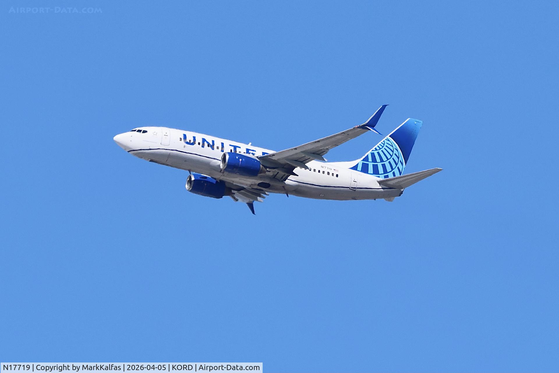 N17719, 1999 Boeing 737-724, c/n 28938, B737 United Boeing 737-724, N17719 departing 27L KORD