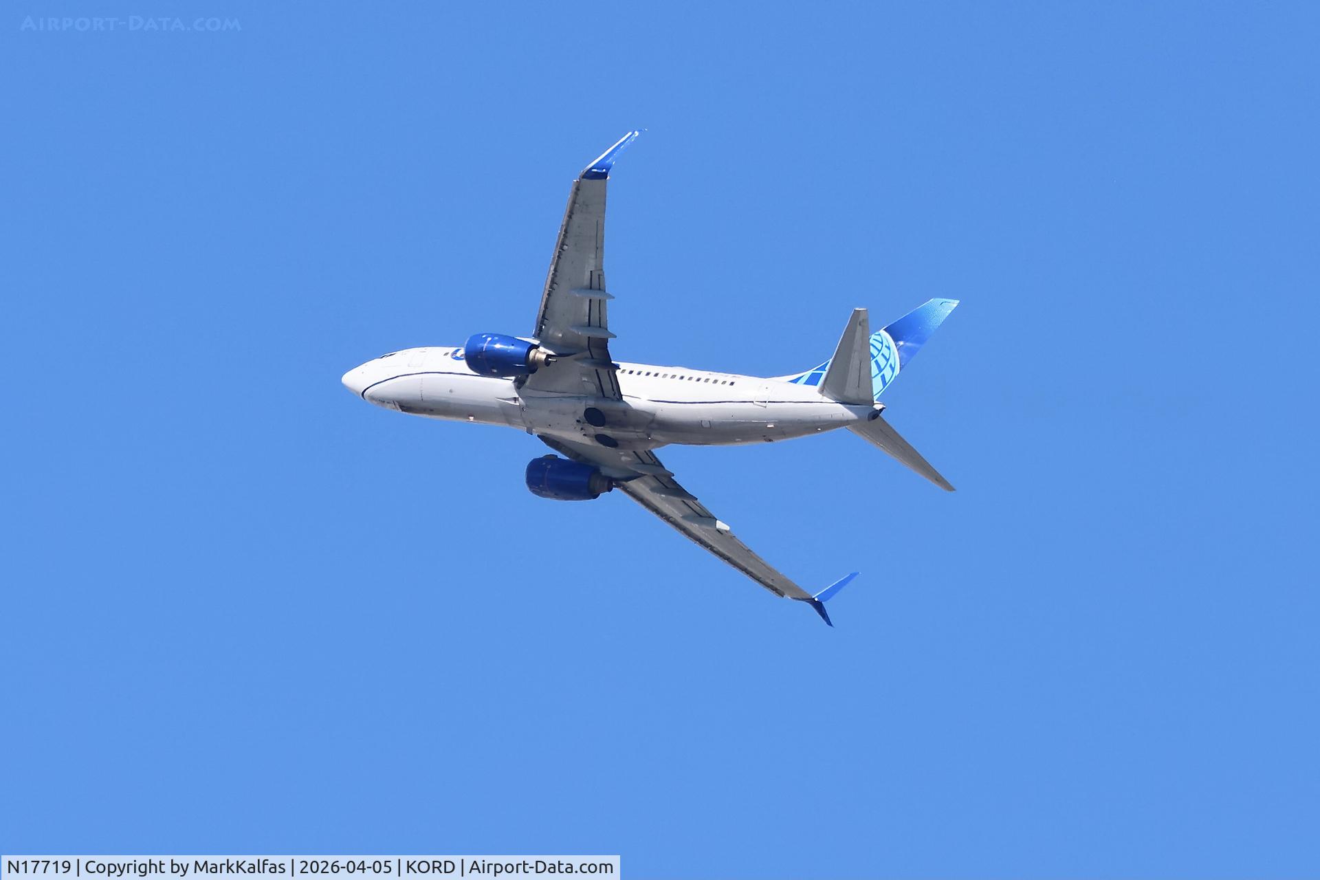 N17719, 1999 Boeing 737-724, c/n 28938, B737 United Boeing 737-724, N17719 departing 27L KORD