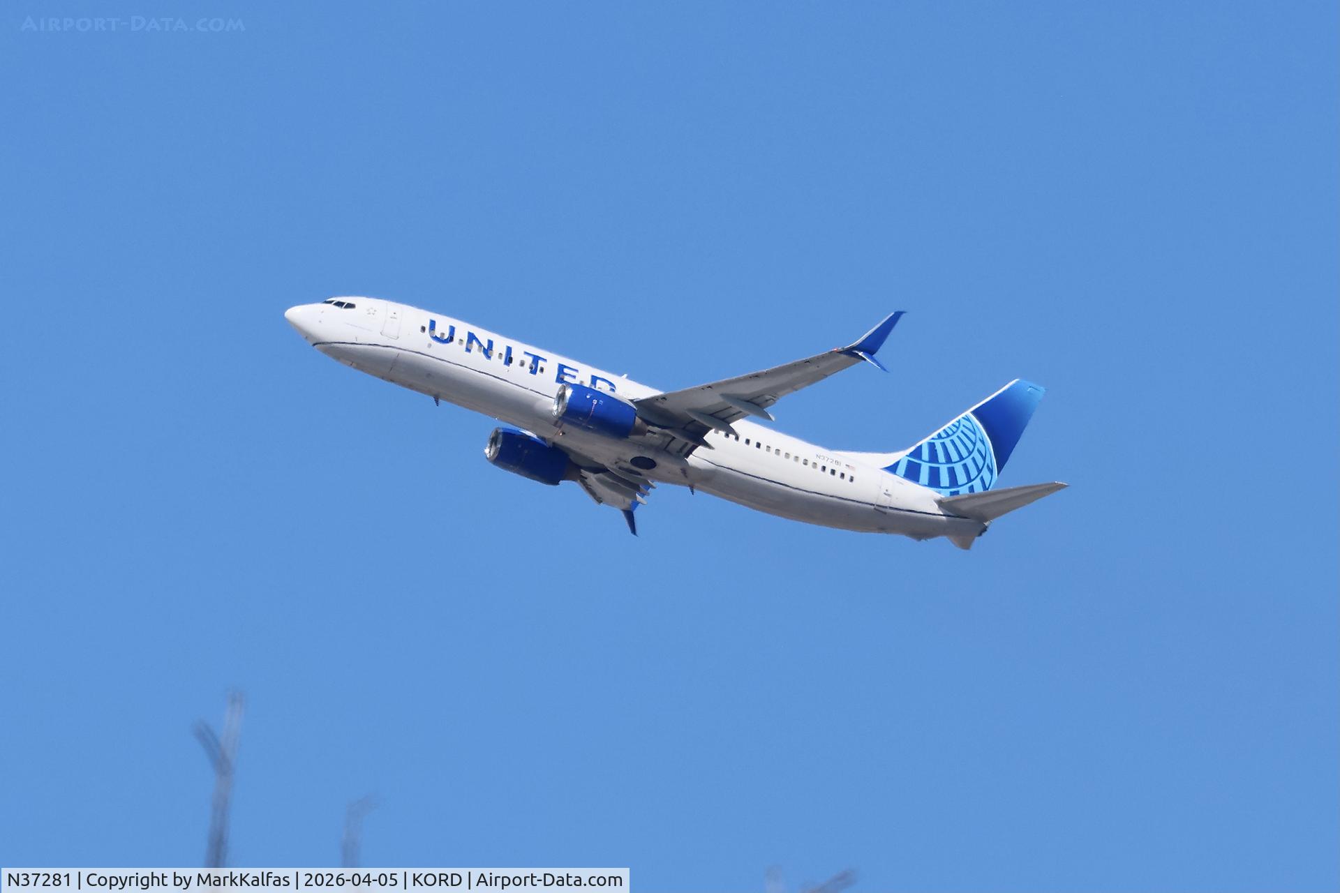 N37281, 2003 Boeing 737-824, c/n 31599, B738 United Boeing 737-824 N37281 departing 27L KORD