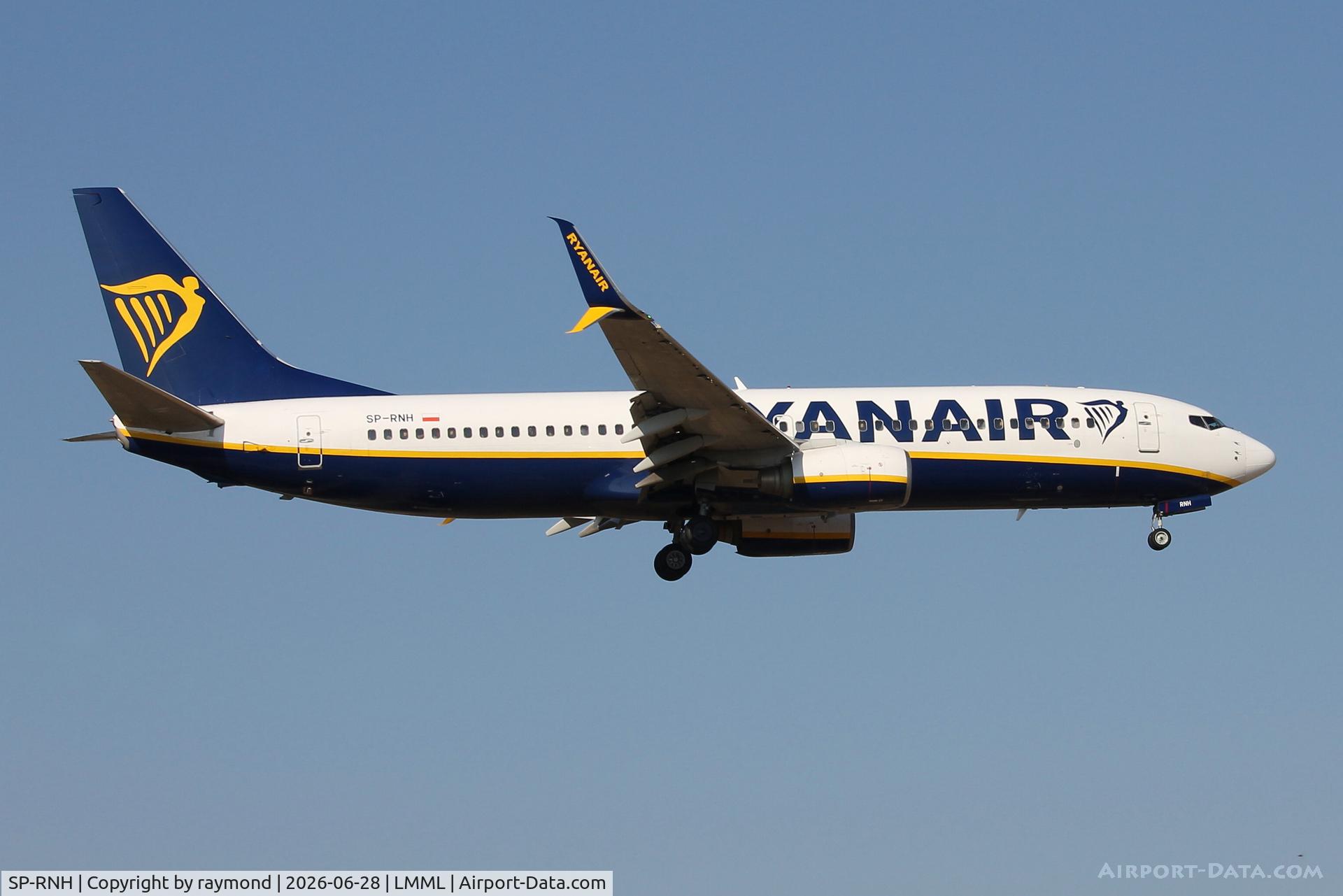 SP-RNH, Boeing 737-8AS(WL), c/n 40307, Boeing 737-8AS/WL reg SP-RNH of Ryanair Sun landing in Malta.