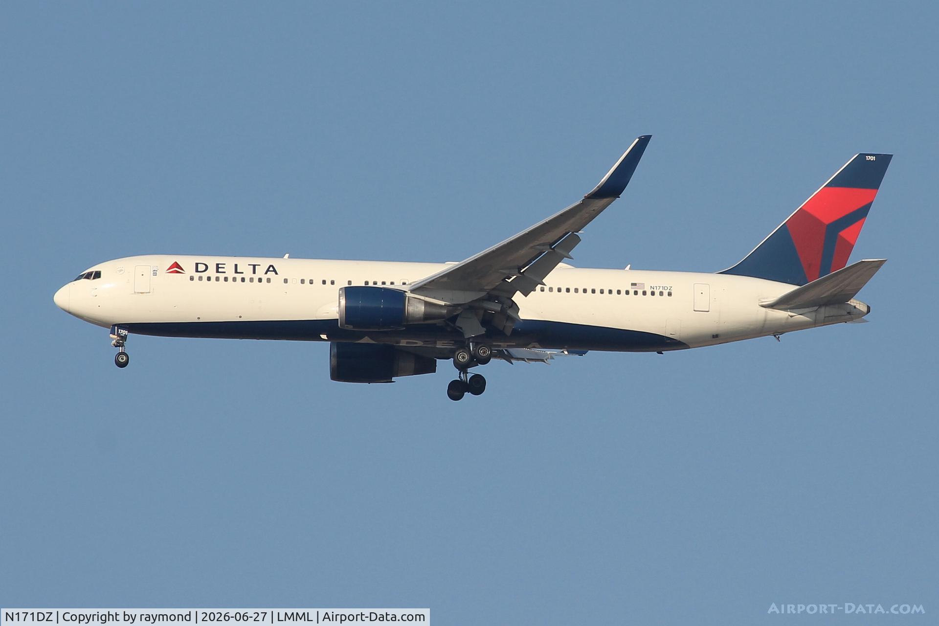 N171DZ, 1998 Boeing 767-332, c/n 29690, Boeing 767-332 reg N171DZ of Delta Air Lines landing on RW13 Malta.
