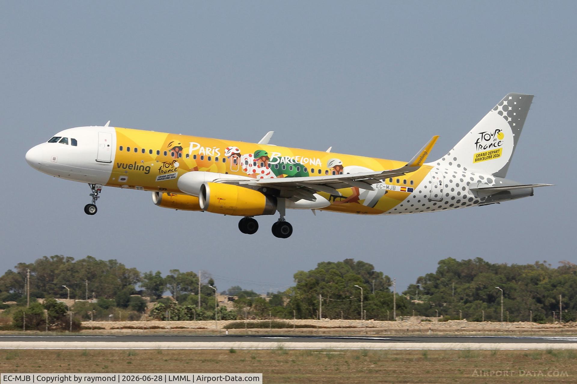 EC-MJB, 2015 Airbus A320-232, c/n 6883, Airbus A320-232 reg EC-MJB of Vueling in tour de France Livery landing in Malta RW31.