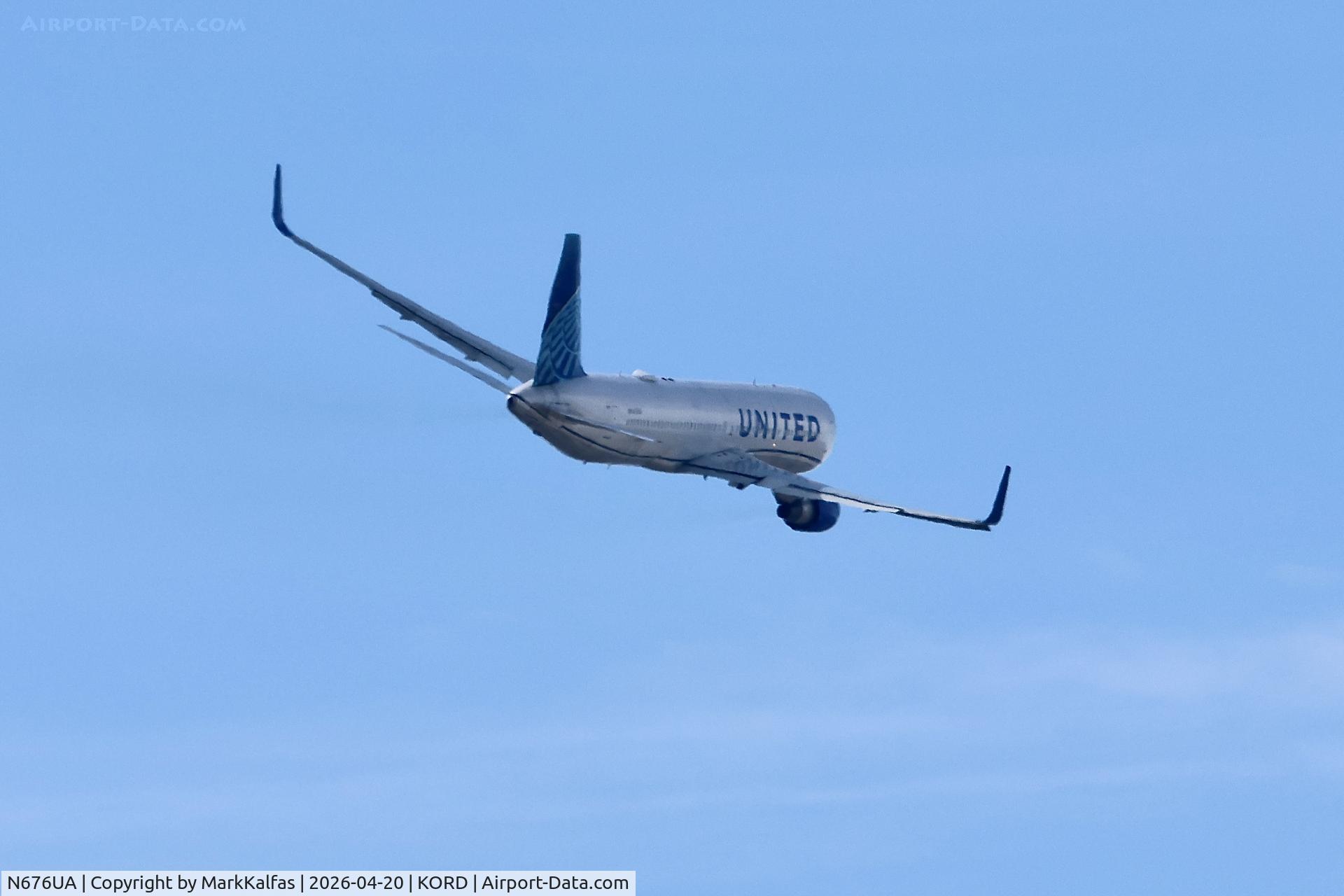 N676UA, 2001 Boeing 767-322/ER, c/n 30028, B763 United Airlines Boeing 767-322 N676UA departing 28L KORD