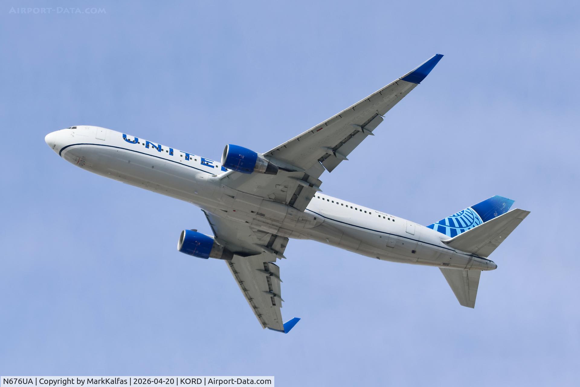 N676UA, 2001 Boeing 767-322/ER, c/n 30028, B763 United Airlines Boeing 767-322 N676UA departing 28L KORD