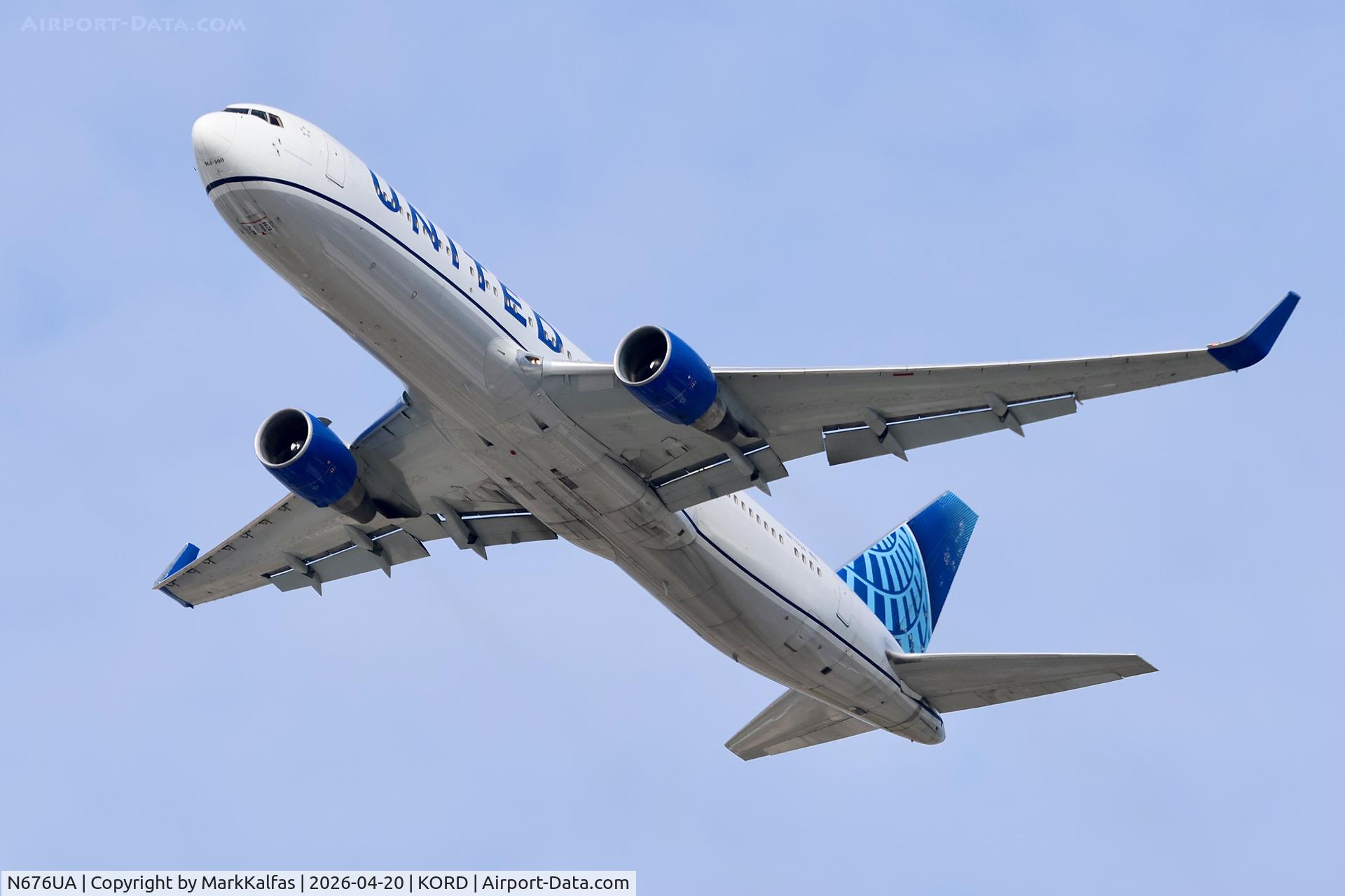 N676UA, 2001 Boeing 767-322/ER, c/n 30028, B763 United Airlines Boeing 767-322 N676UA departing 28L KORD