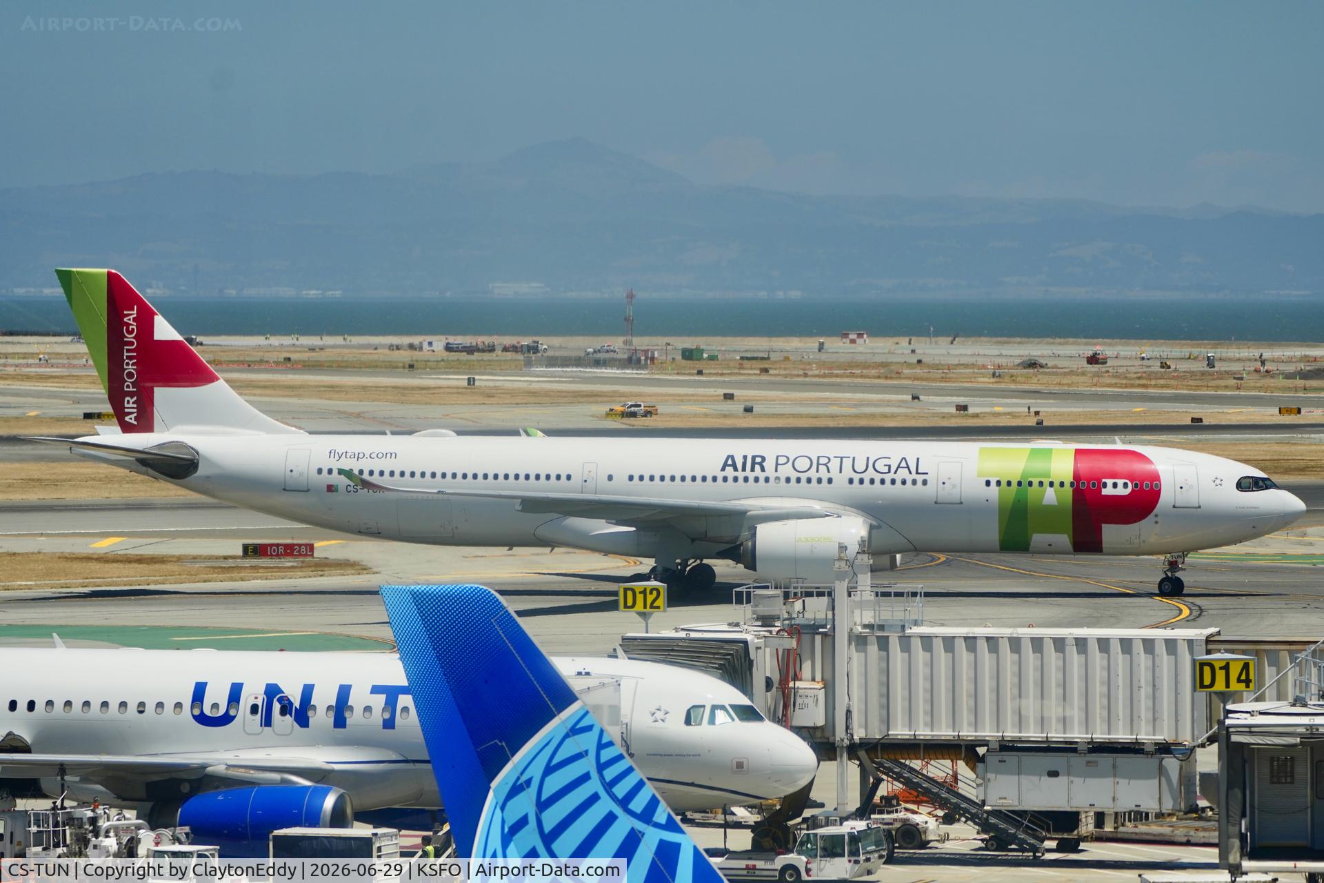 CS-TUN, 2019 Airbus A330-941, c/n 1921, Sky Terrace SFO 2026. 
