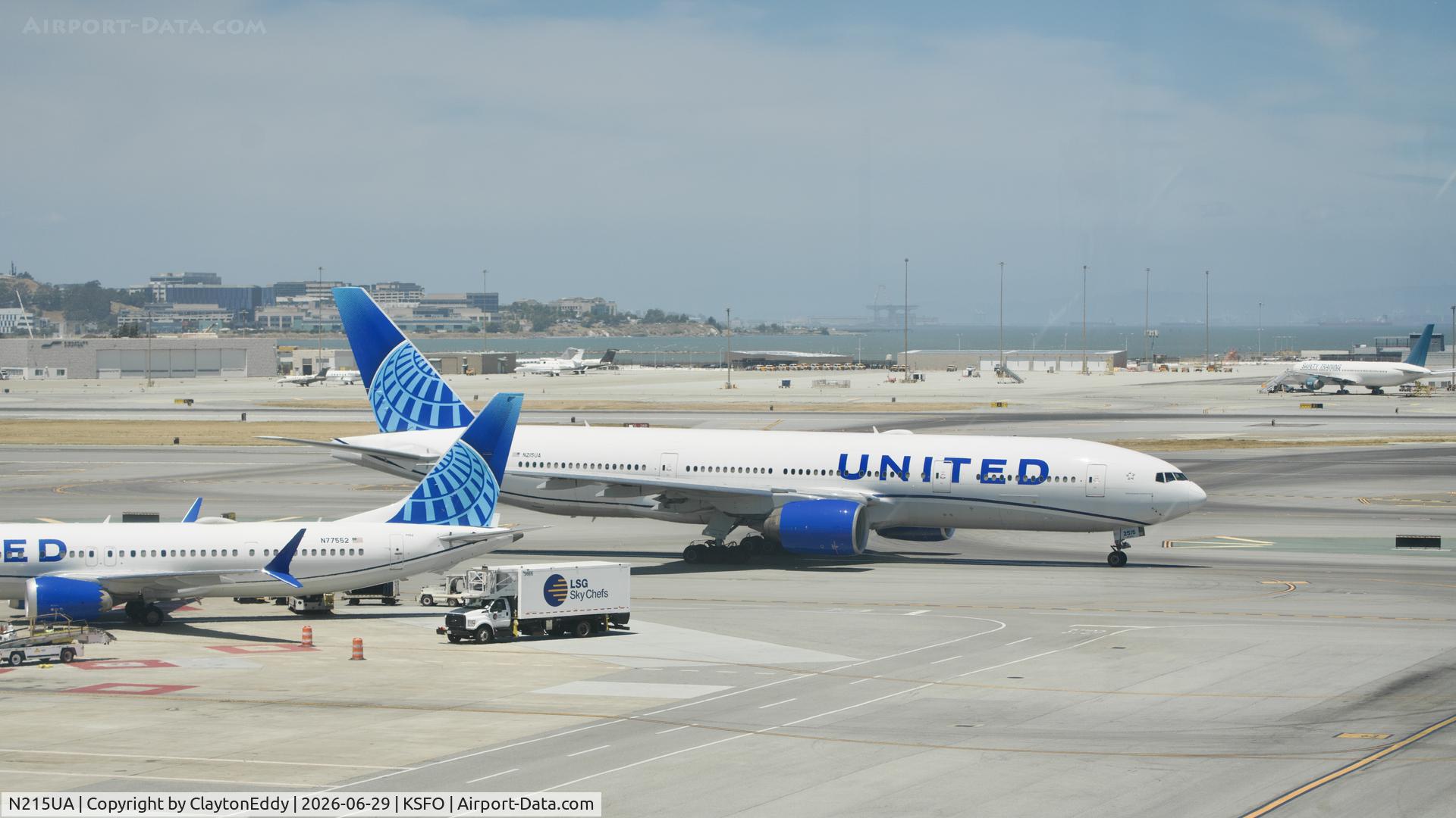 N215UA, 2000 Boeing 777-222, c/n 30221, Sky Terrace SFO 2026
