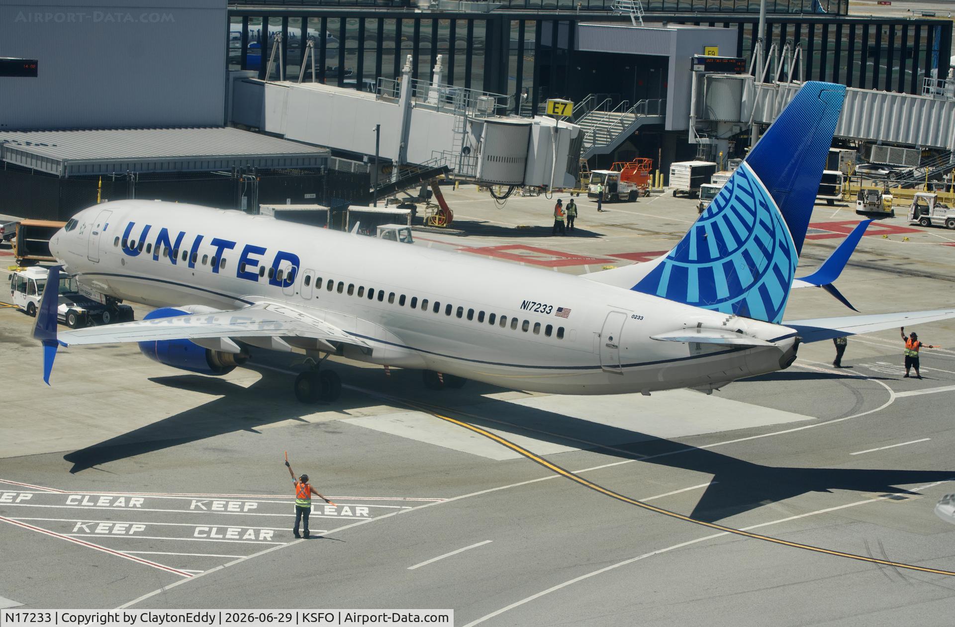 N17233, 1999 Boeing 737-824, c/n 28943, Sky Terrace SFO 2026