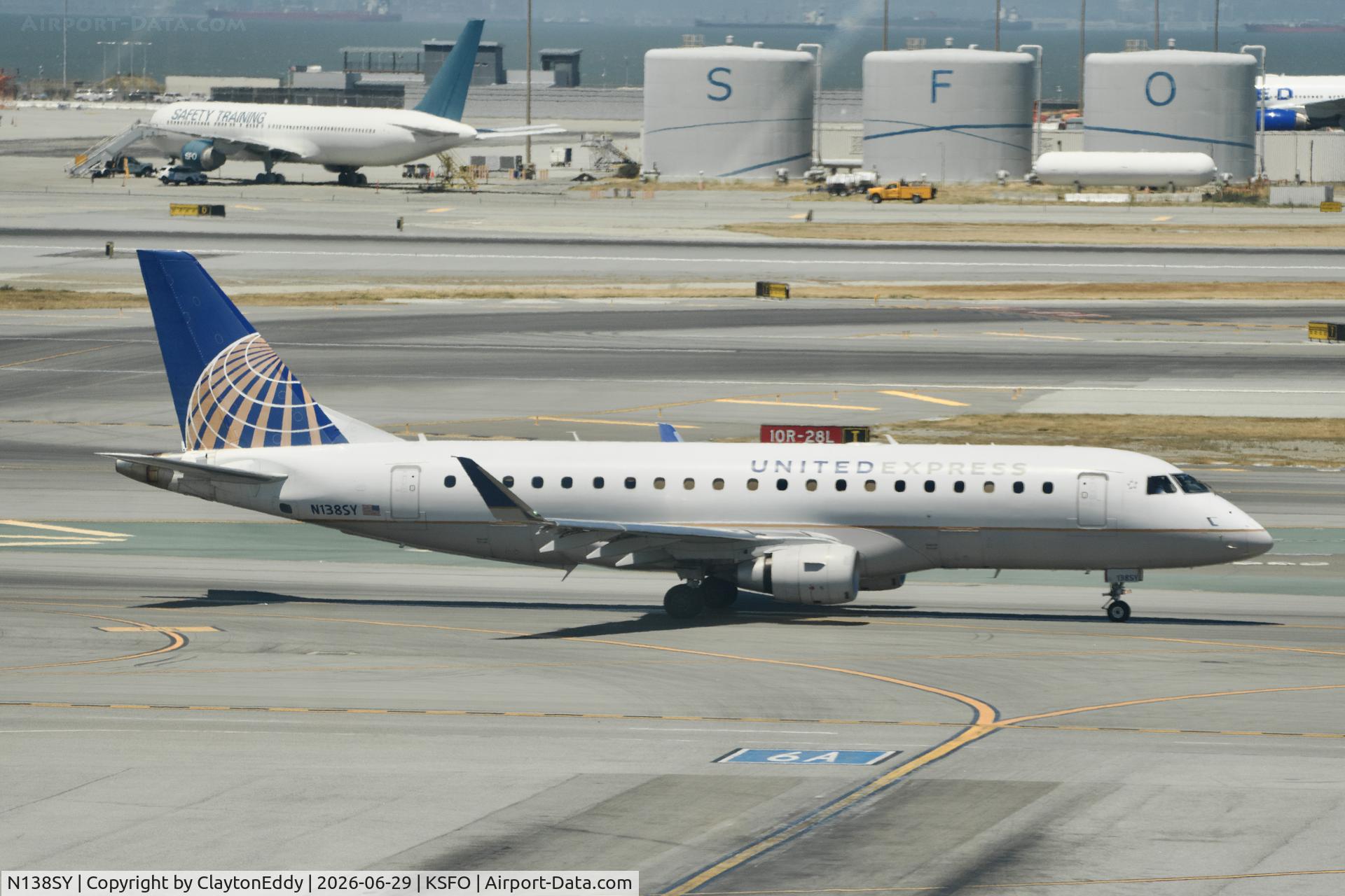 N138SY, 2015 Embraer 175LR (ERJ-170-200LR), c/n 17000446,  Sky Terrace SFO 2026