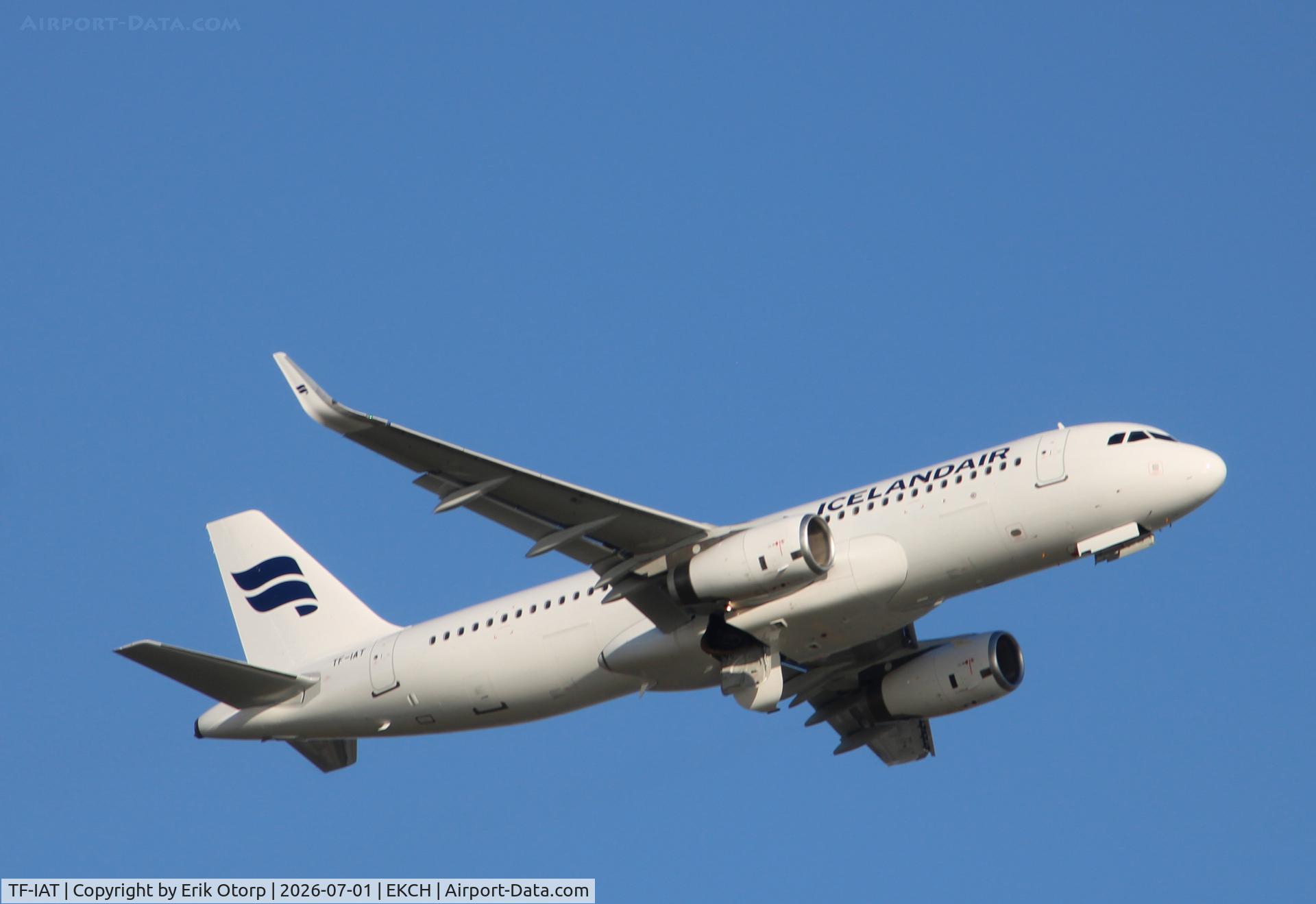 TF-IAT, 2015 Airbus A320-232, c/n 6489, TF-IAT taking off rw 04R