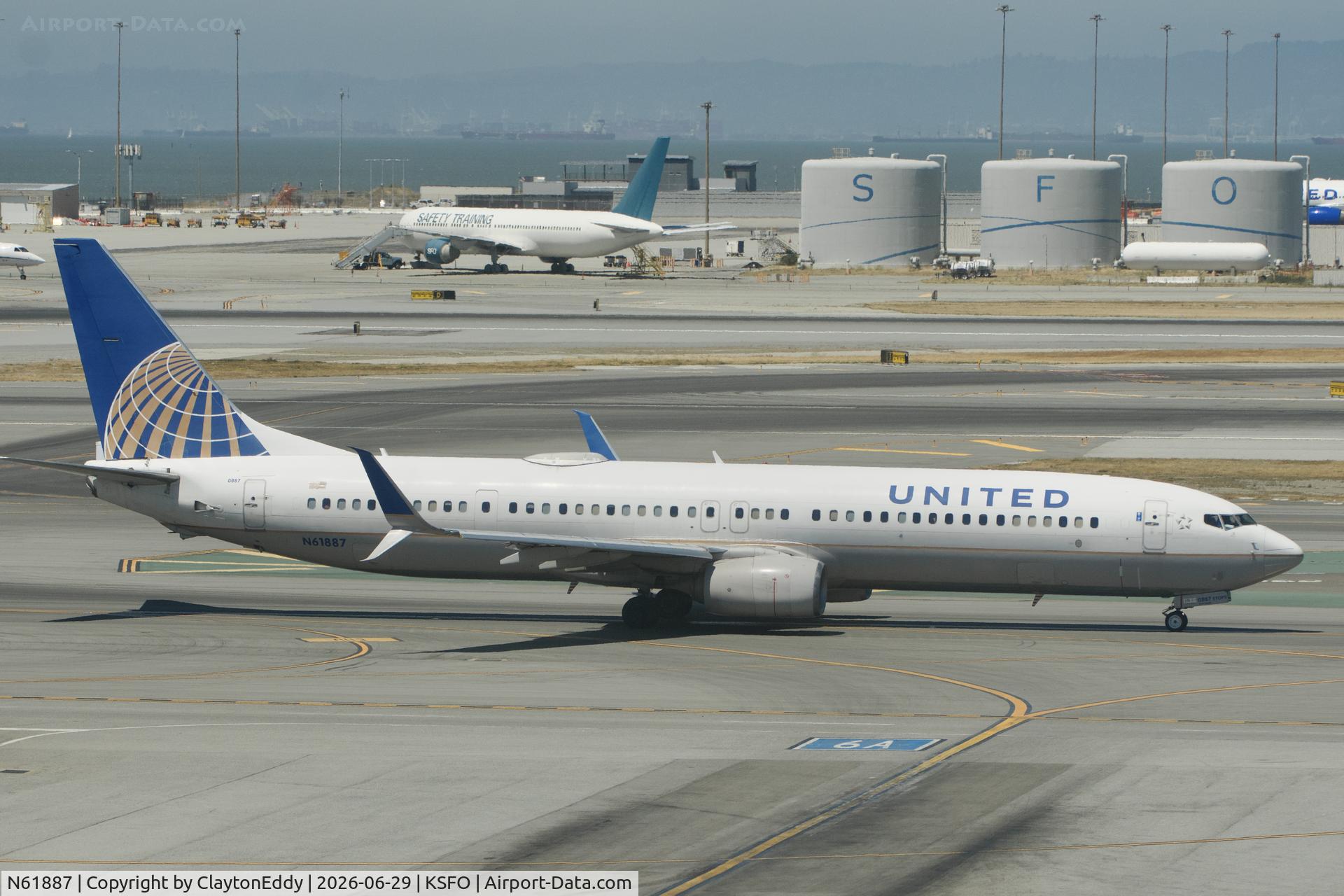 N61887, 2015 Boeing 737-924/ER, c/n 42192 l/n 5536, Sky Terrace SFO 2026