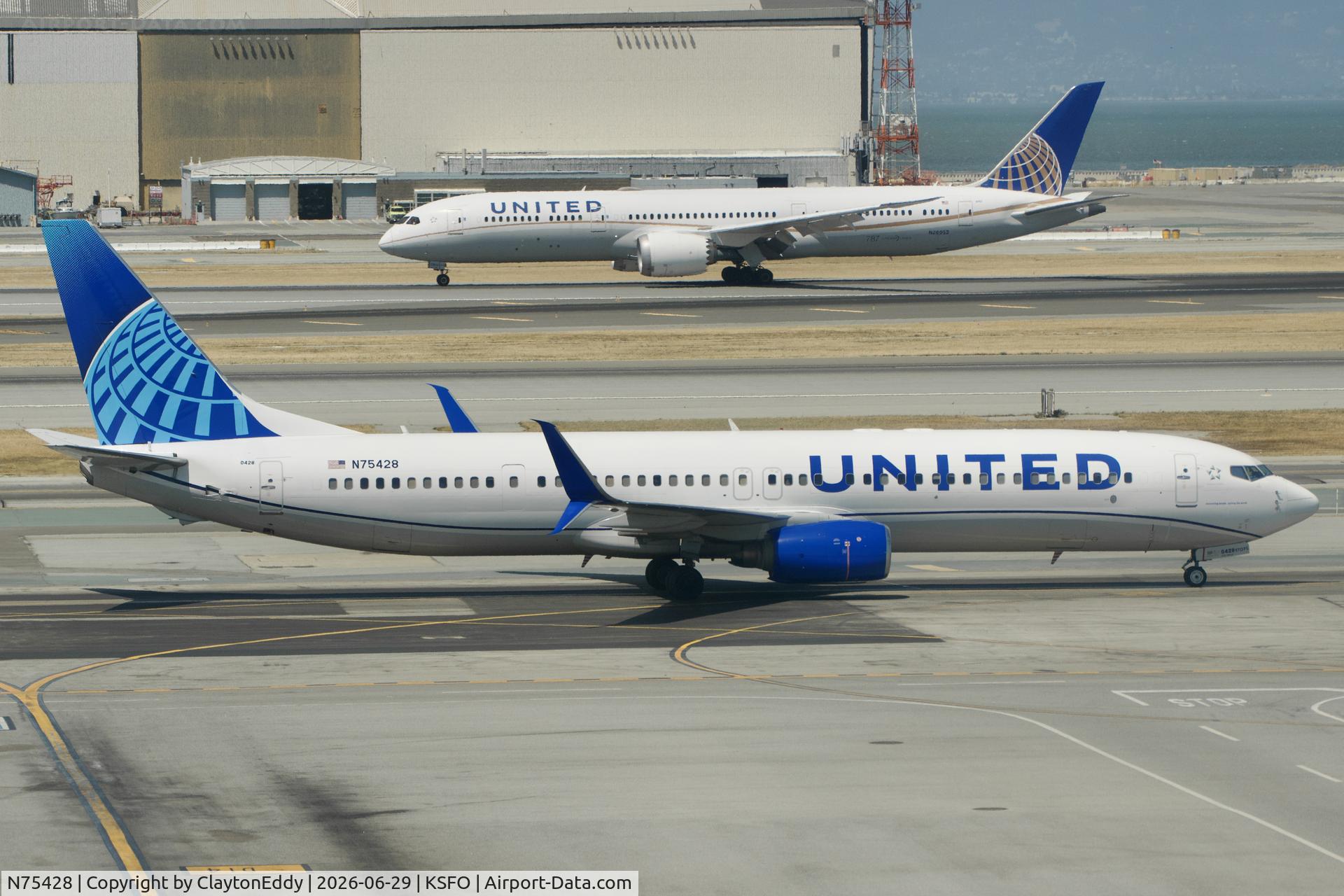 N75428, 2008 Boeing 737-924/ER, c/n 31633, Sky Terrace SFO 2026