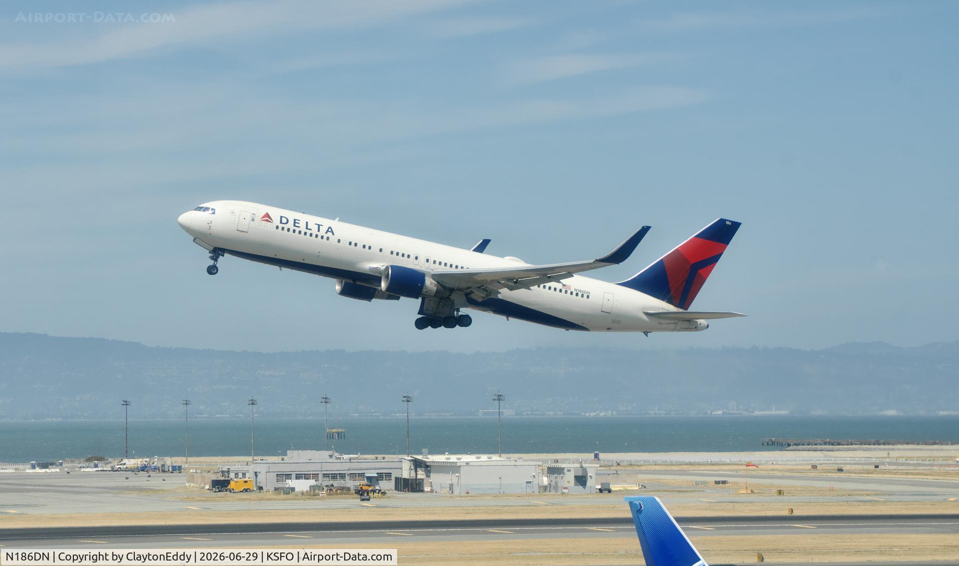 N186DN, 1995 Boeing 767-332, c/n 27962, Sky Terrace SFO 2026