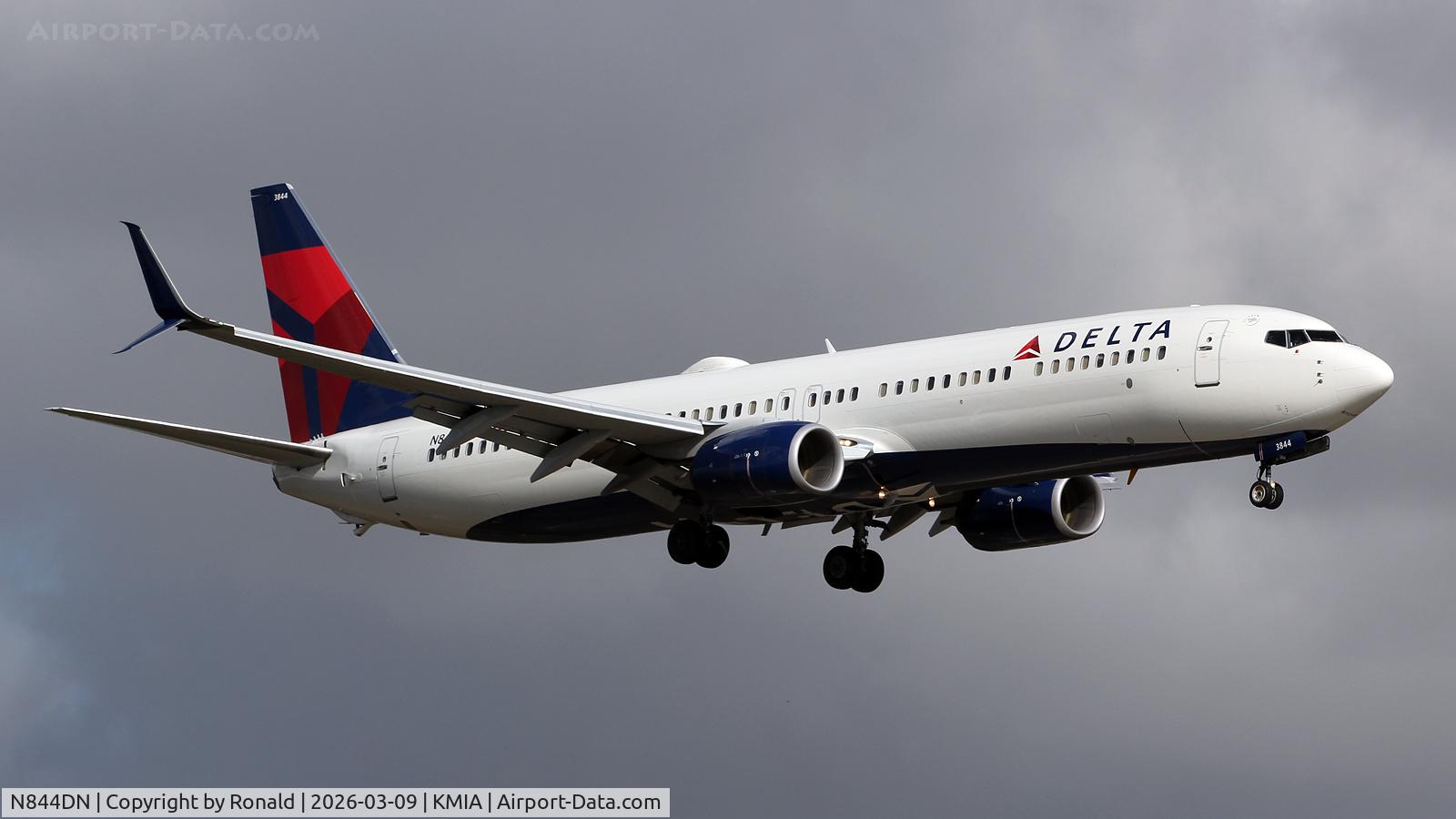 N844DN, 2015 Boeing 737-932/ER, c/n 31955 l/n 5520, at mia