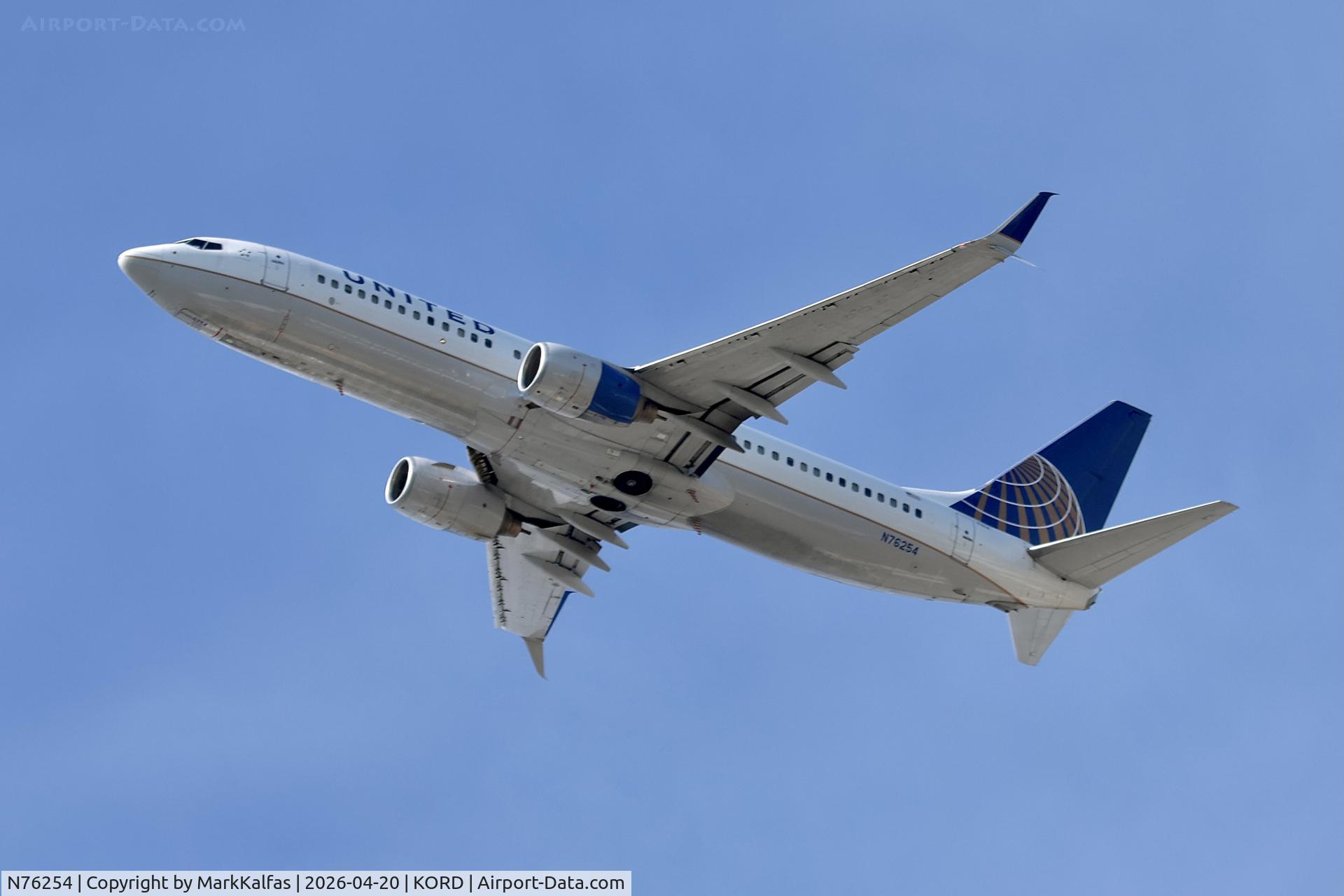 N76254, 2000 Boeing 737-824, c/n 30779, B738 United Airlines Boeing 737-824 N76254 departing 28R KORD