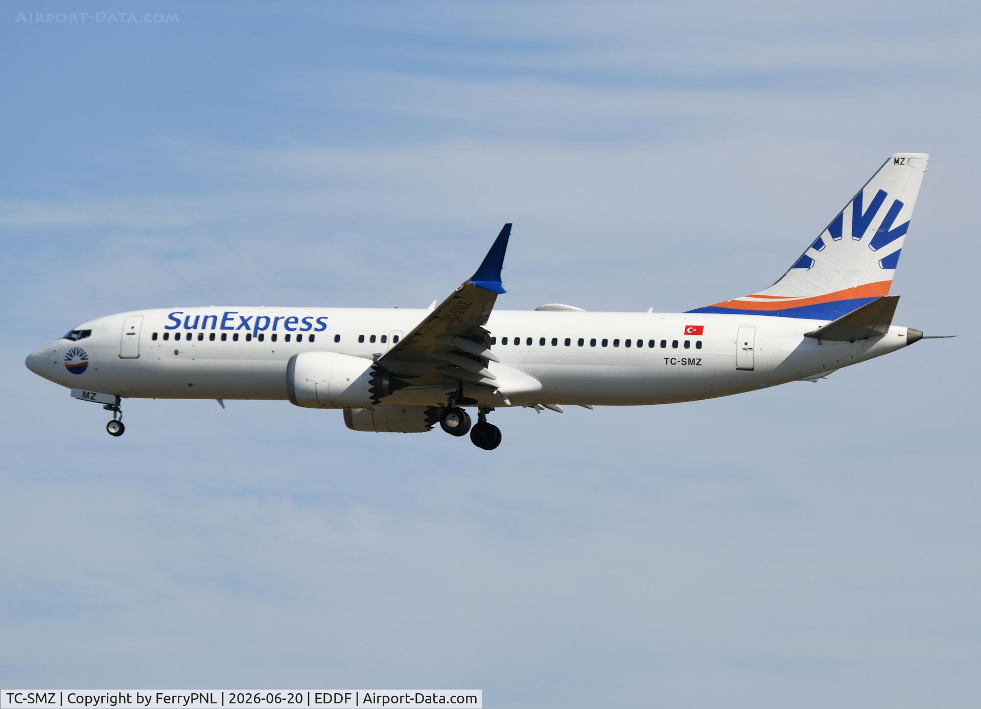 TC-SMZ, 2017 Boeing 737-8 MAX, c/n 42827, SunExpress B738MAX landing