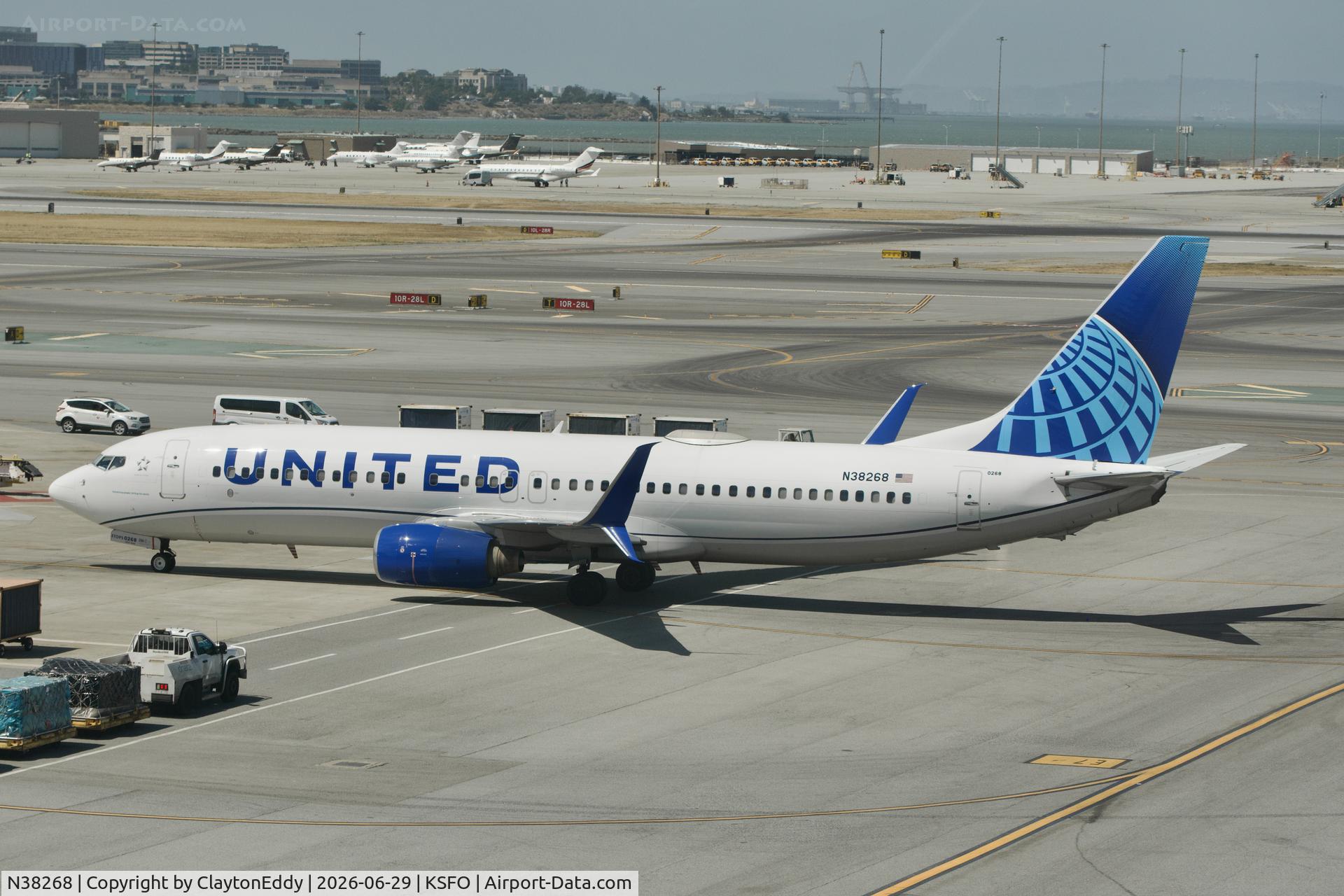 N38268, 2001 Boeing 737-824, c/n 31587, Sky Terrace SFO 2026