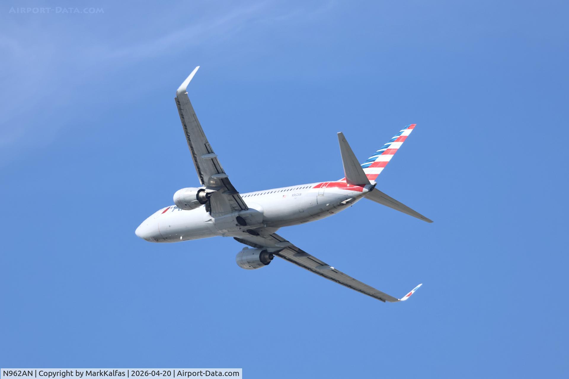 N962AN, 2001 Boeing 737-823, c/n 30858, B738 American Boeing 737-823 N962AN departing 28R KORD