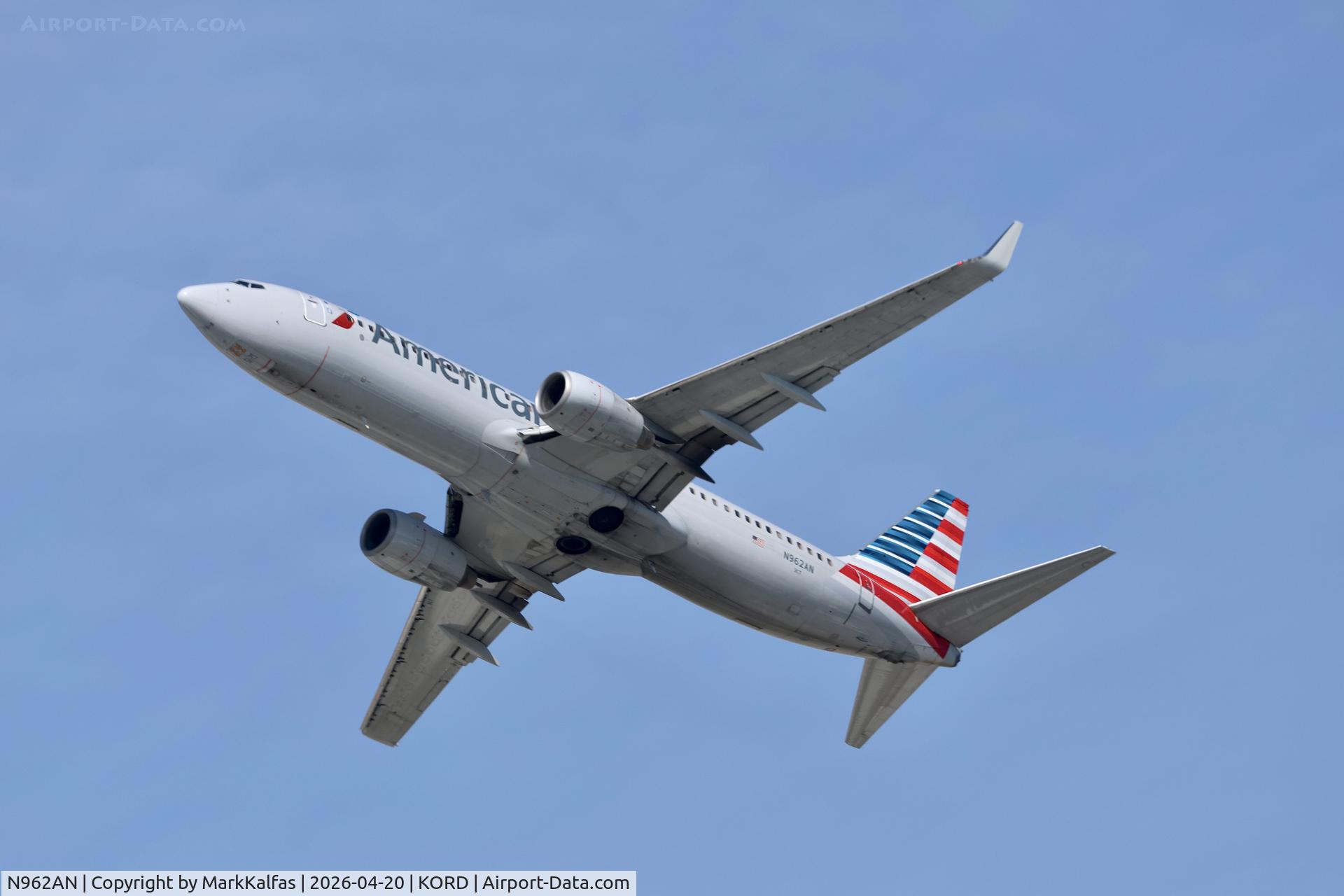 N962AN, 2001 Boeing 737-823, c/n 30858, B738 American Boeing 737-823 N962AN departing 28R KORD