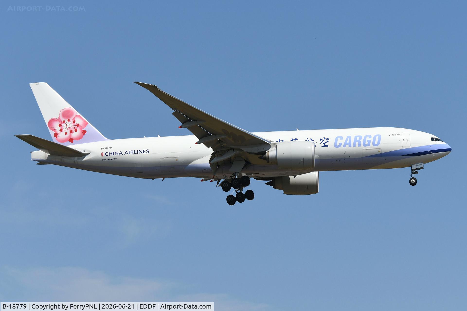 B-18779, 2025 Boeing 777-F, c/n 68060 l/n 1772, China Airlines Cargo B772F on short final