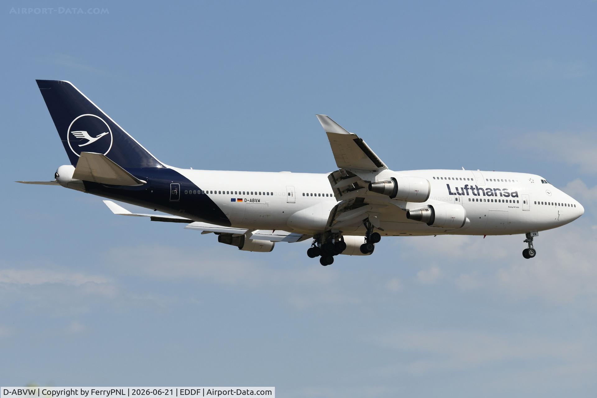 D-ABVW, 1999 Boeing 747-430, c/n 29493 l/n 1205, Lufthansa B744 on short final