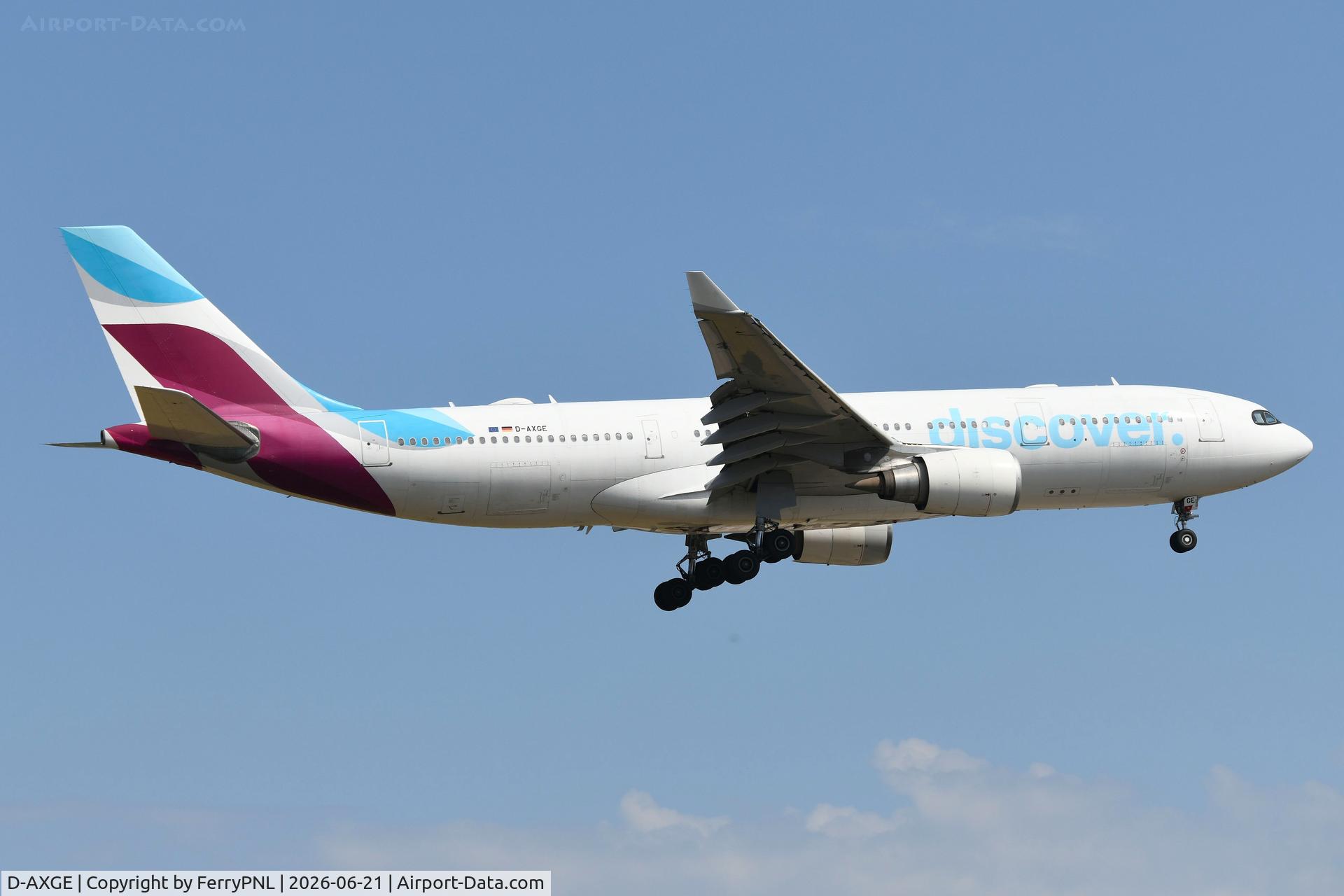 D-AXGE, 2004 Airbus A330-202, c/n 612, Discover A332 landing