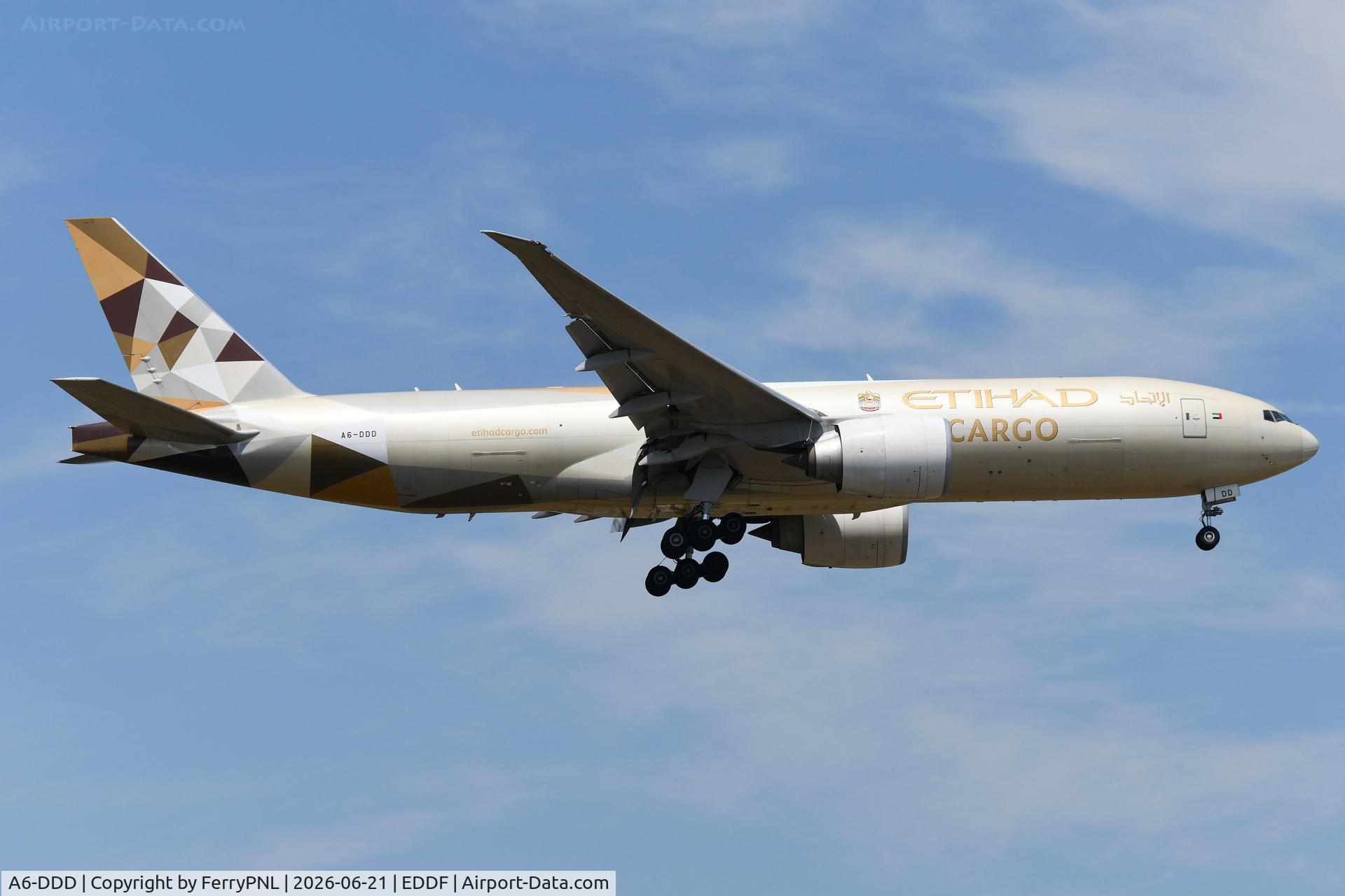 A6-DDD, 2016 Boeing 777-FFX, c/n 62744 l/n 1374, Etihad B772F landing