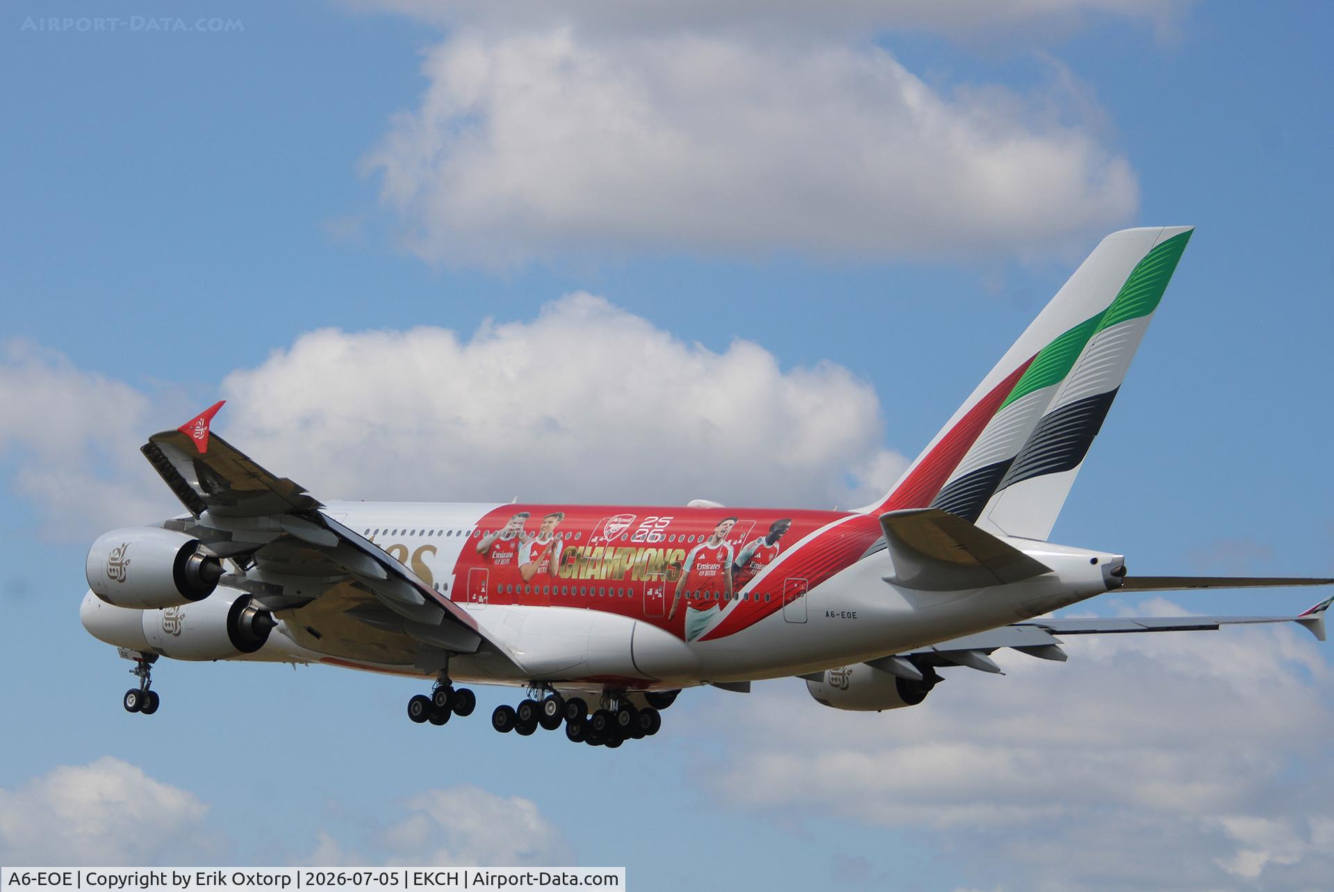 A6-EOE, 2014 Airbus A380-861, c/n 169 l/n L4J, A6-EOE landing rw 22L.   Arsenal Champion Livery