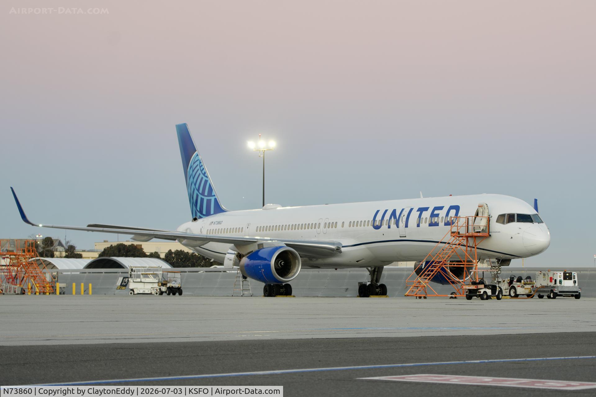N73860, 2001 Boeing 757-33N, c/n 32584, SFO 2026