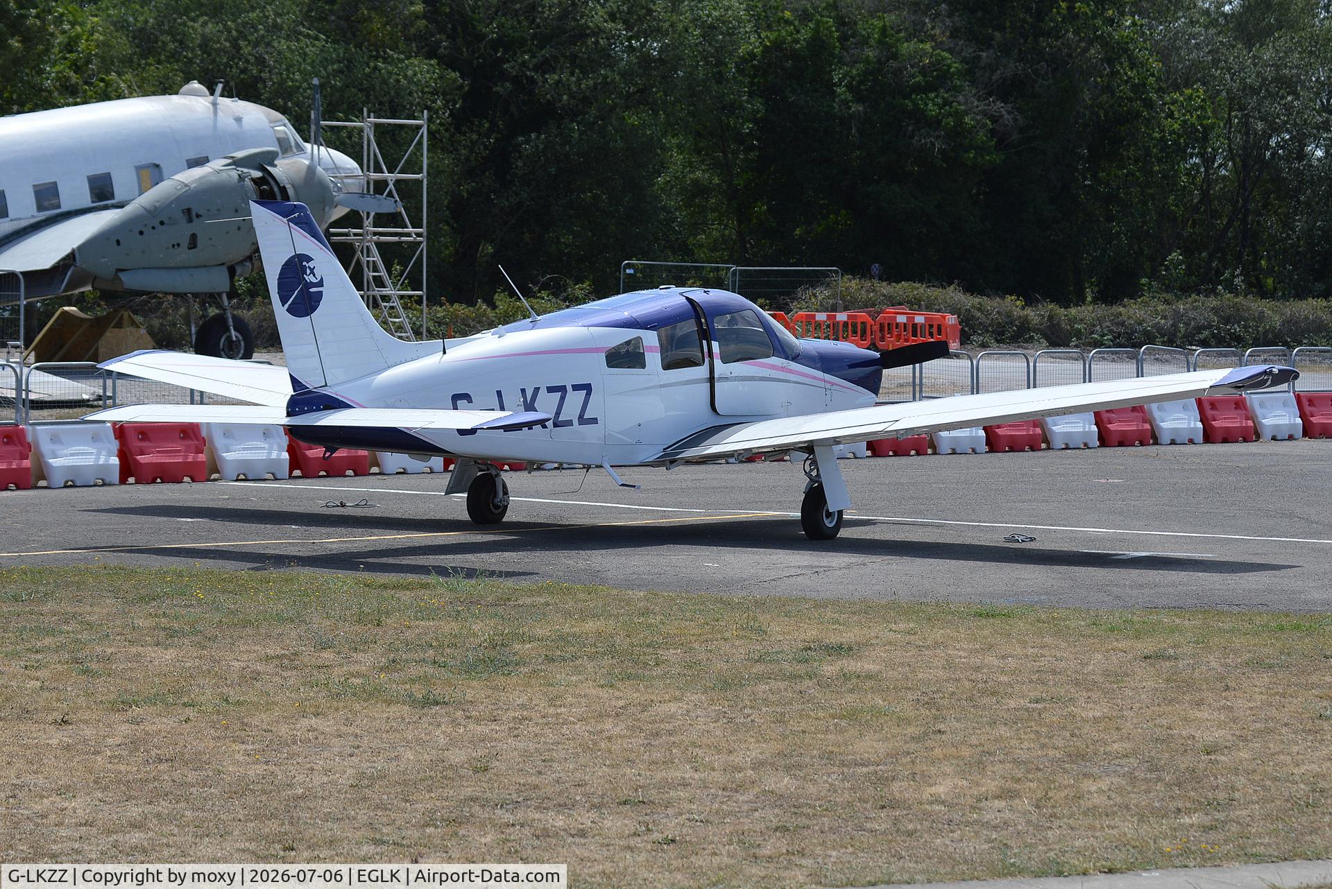G-LKZZ, 2002 Piper Cherokee Arrow III, c/n 2844084, Piper Cherokee Arrow III at Blackbushe. Ex N327DA