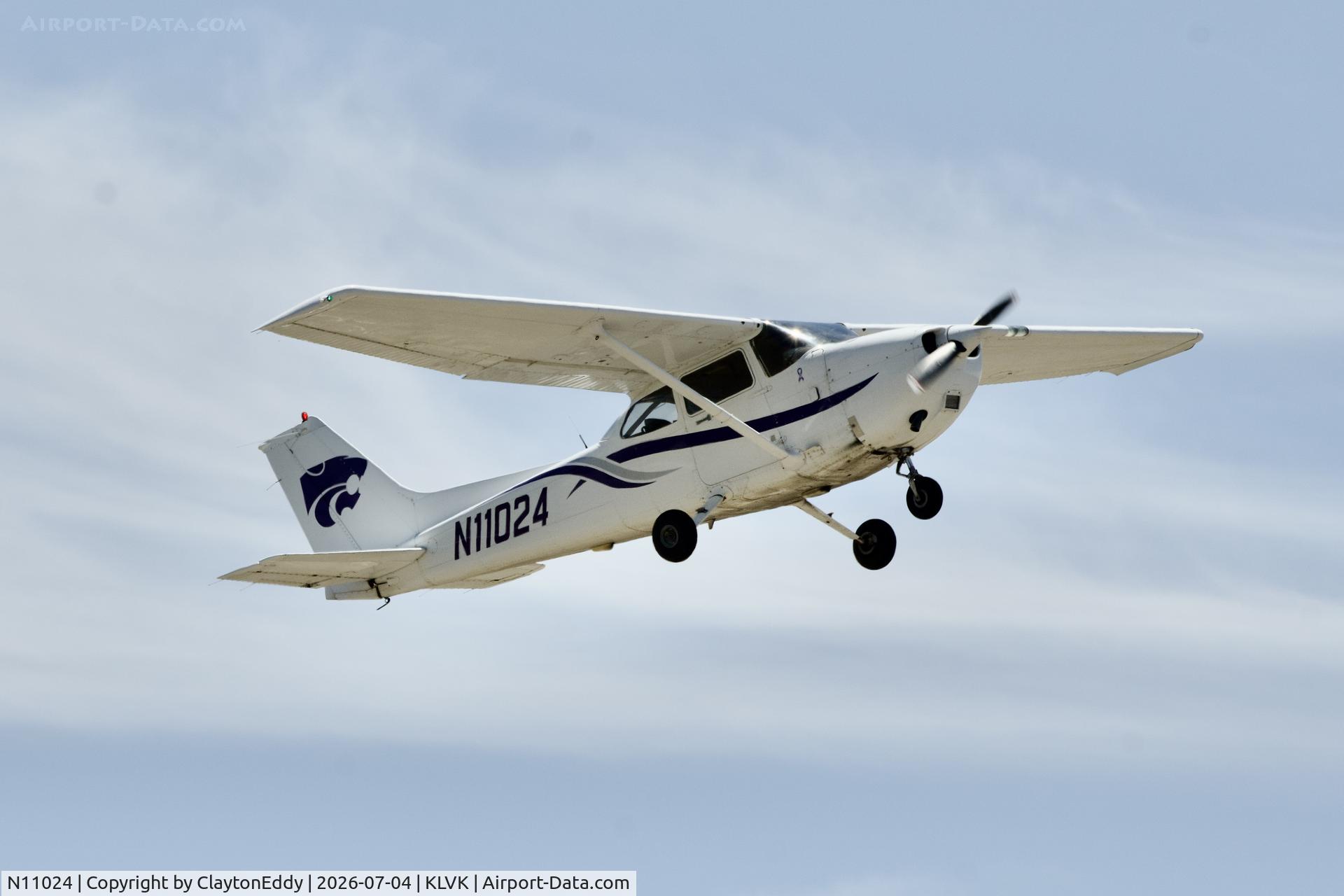 N11024, 2000 Cessna 172R, c/n 17280913, 4th of July Livermore airport in California 2026