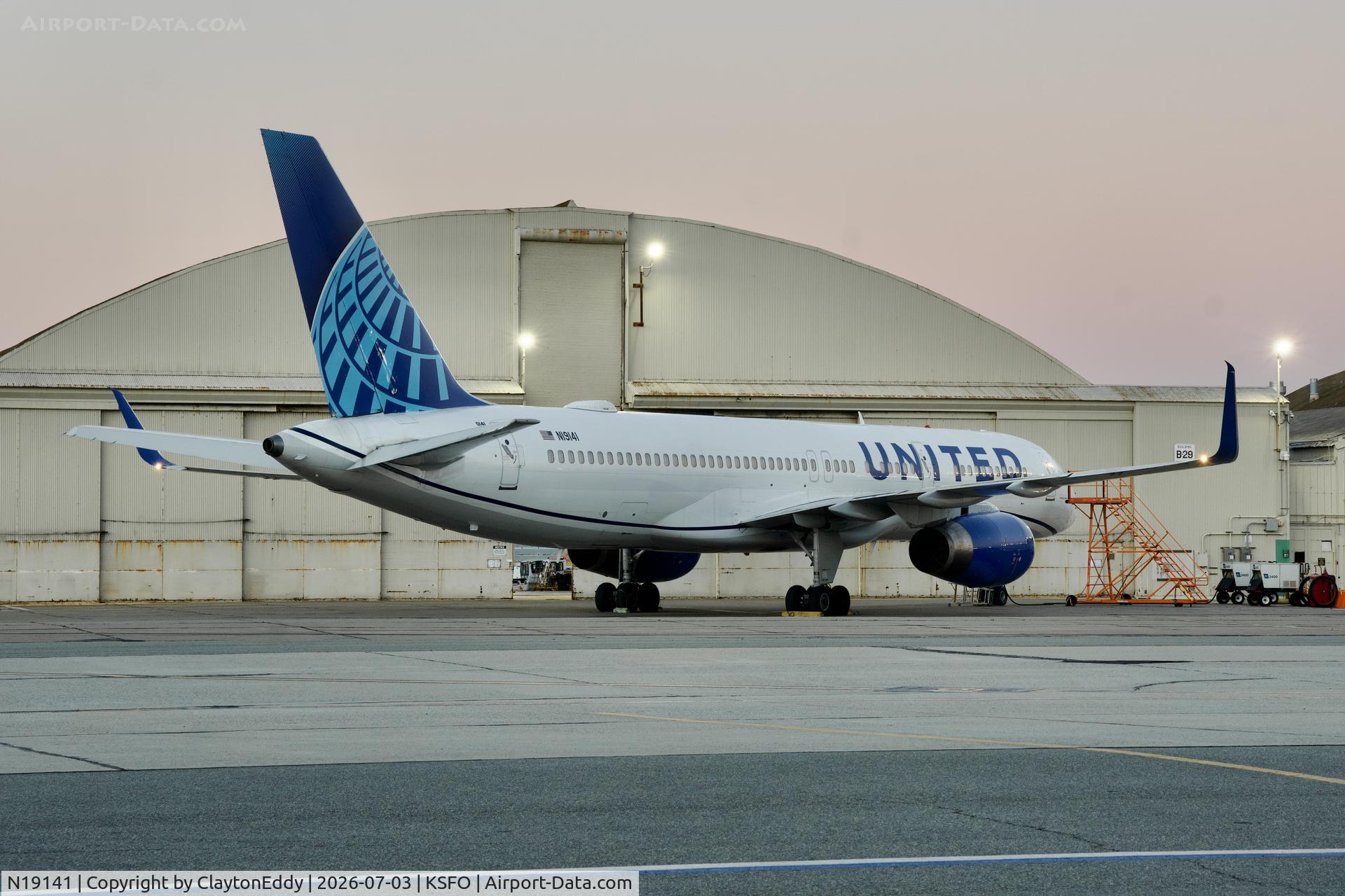 N19141, 2000 Boeing 757-224, c/n 30354, SFO 2026