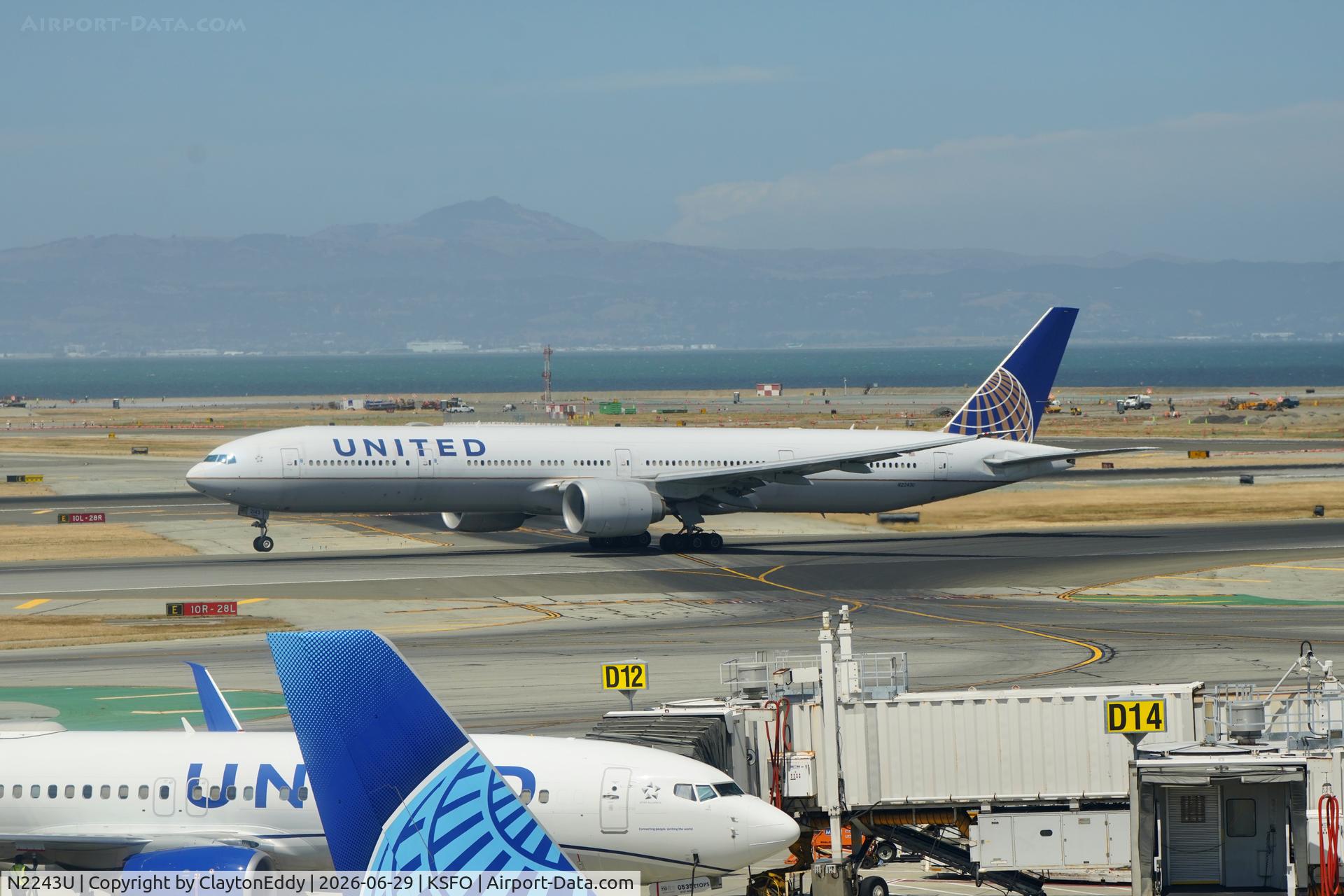 N2243U, 2017 Boeing 777-300/ER, c/n 63723 l/n 1500, Sky Terrace SFO 2026