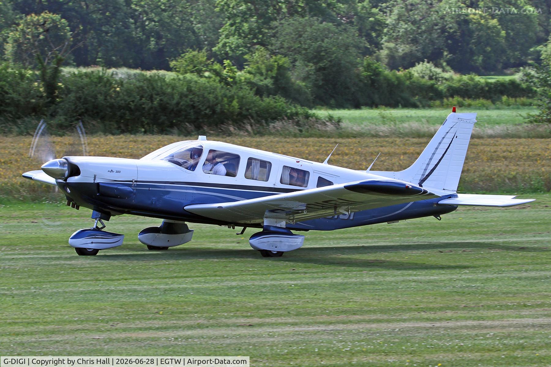 G-DIGI, 1979 Piper PA-32-300 Cherokee Six Cherokee Six, c/n 32-7940224, Oaksey Park