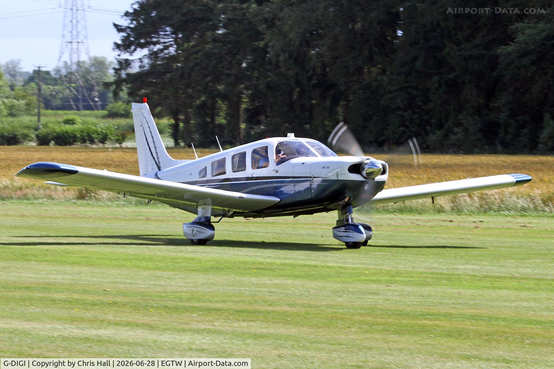 G-DIGI, 1979 Piper PA-32-300 Cherokee Six Cherokee Six, c/n 32-7940224, Oaksey Park