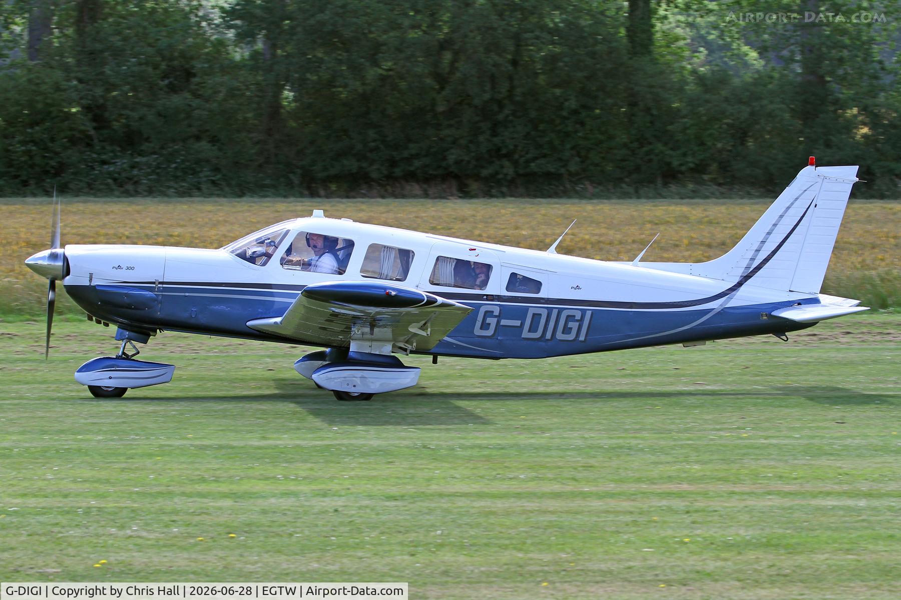 G-DIGI, 1979 Piper PA-32-300 Cherokee Six Cherokee Six, c/n 32-7940224, Oaksey Park