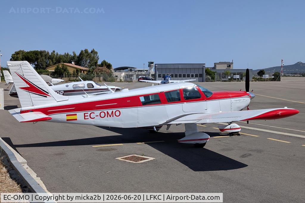EC-OMO, 1967 Piper PA-32-300 Cherokee Six Cherokee Six, c/n 32-40074, Parked
